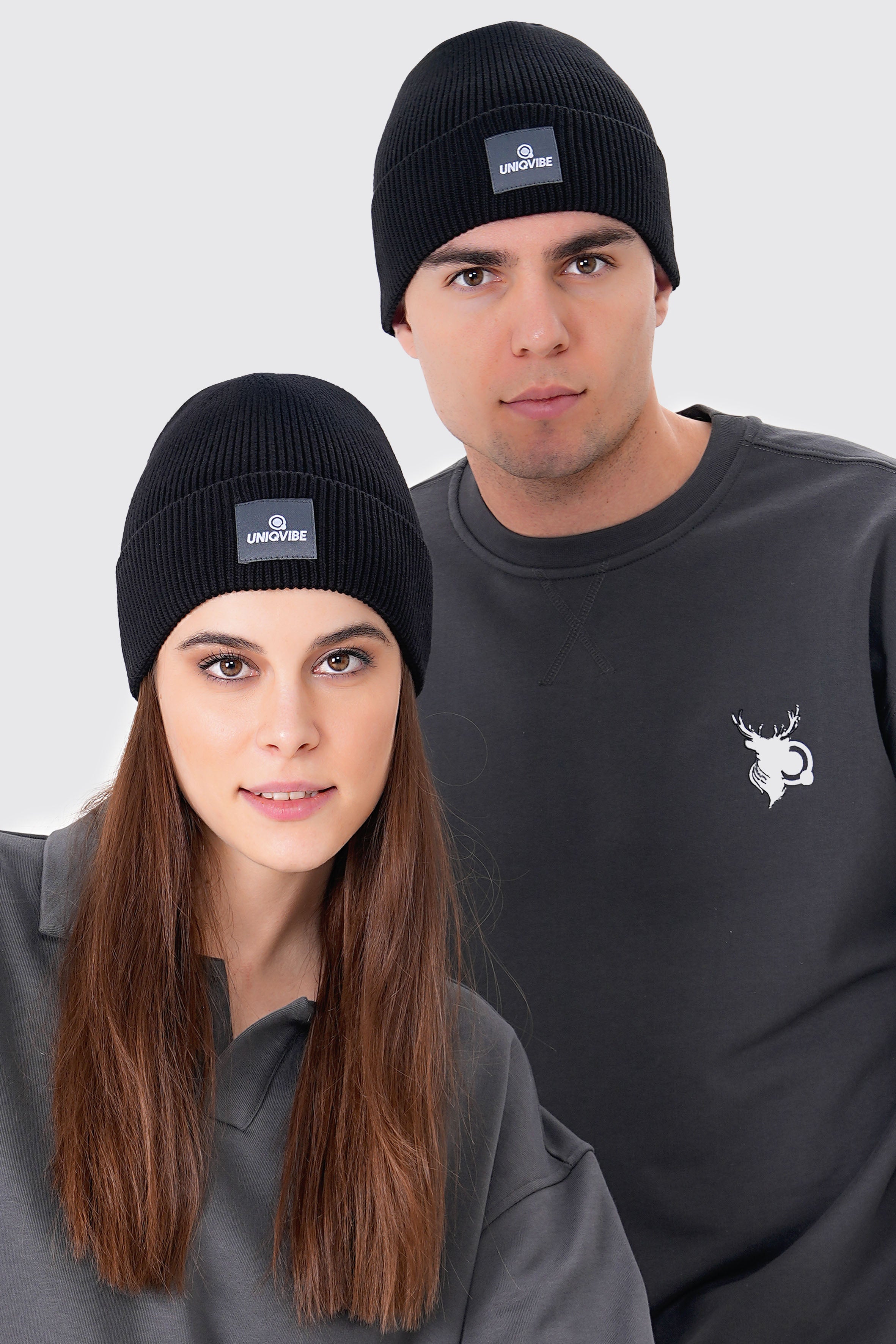 UNIQVIBE’nin %100 organik pamuktan üretilmiş unisex bereleri, kış stilinizi sürdürülebilir bir dokunuşla tamamlıyor. Pastel tonlardan koyu renklere kadar geniş bir renk yelpazesiyle, her tarza uygun seçenekler sunuyor. Çevre dostu üretim ve yumuşak dokusuyla bu bereyi keşfedin! #Renk_Siyah