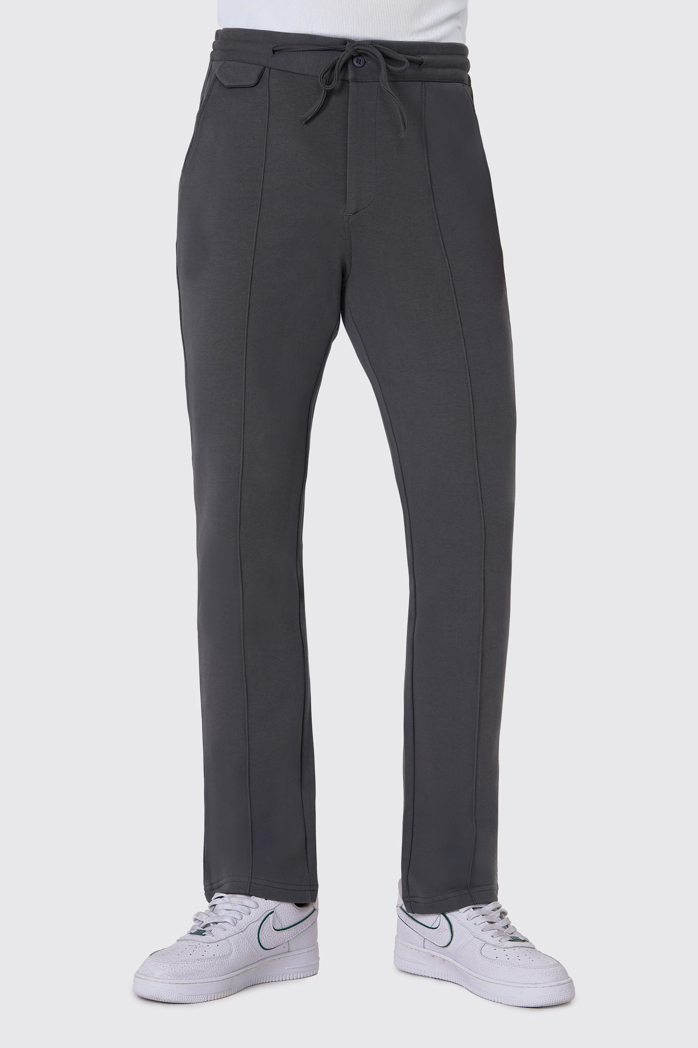 %100 organik pamuktan üretilen antrasit sweatpant, doğa dostu ve nefes alabilen yapısıyla gün boyu konfor sunar. Yumuşak dokusu ve rahat kesimiyle hem şehirde hem de evde tarzını tamamlar. Sürdürülebilir moda anlayışıyla tasarlanan bu sweatpant, zamansız şıklık ve maksimum rahatlık arayanlar için ideal seçim.