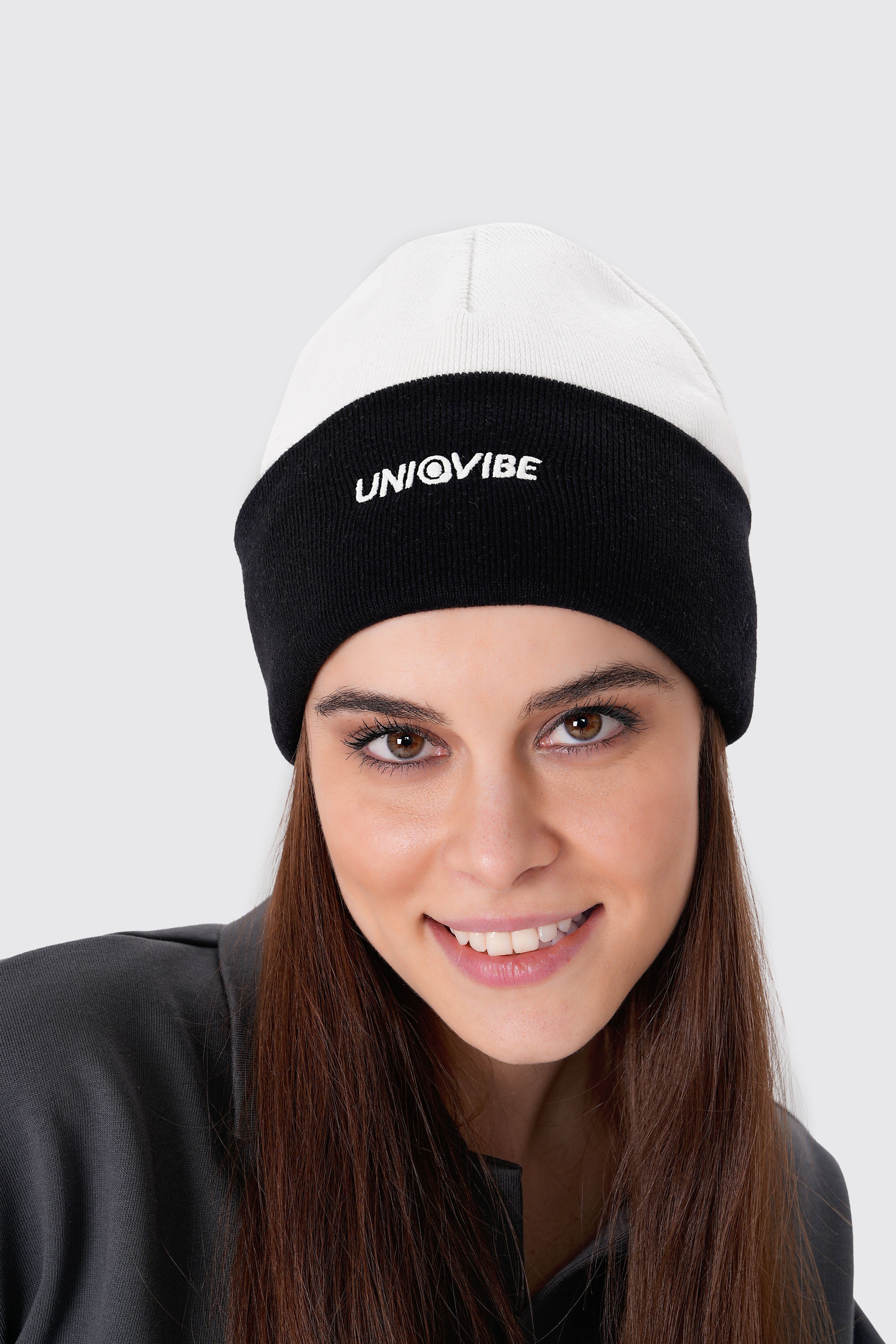 UNIQVIBE’nin %100 organik pamuktan üretilmiş unisex bereleri, kış stilinizi sürdürülebilir bir dokunuşla tamamlıyor. Pastel tonlardan koyu renklere kadar geniş bir renk yelpazesiyle, her tarza uygun seçenekler sunuyor. Çevre dostu üretim ve yumuşak dokusuyla bu bereyi keşfedin! #Renk_Siyah