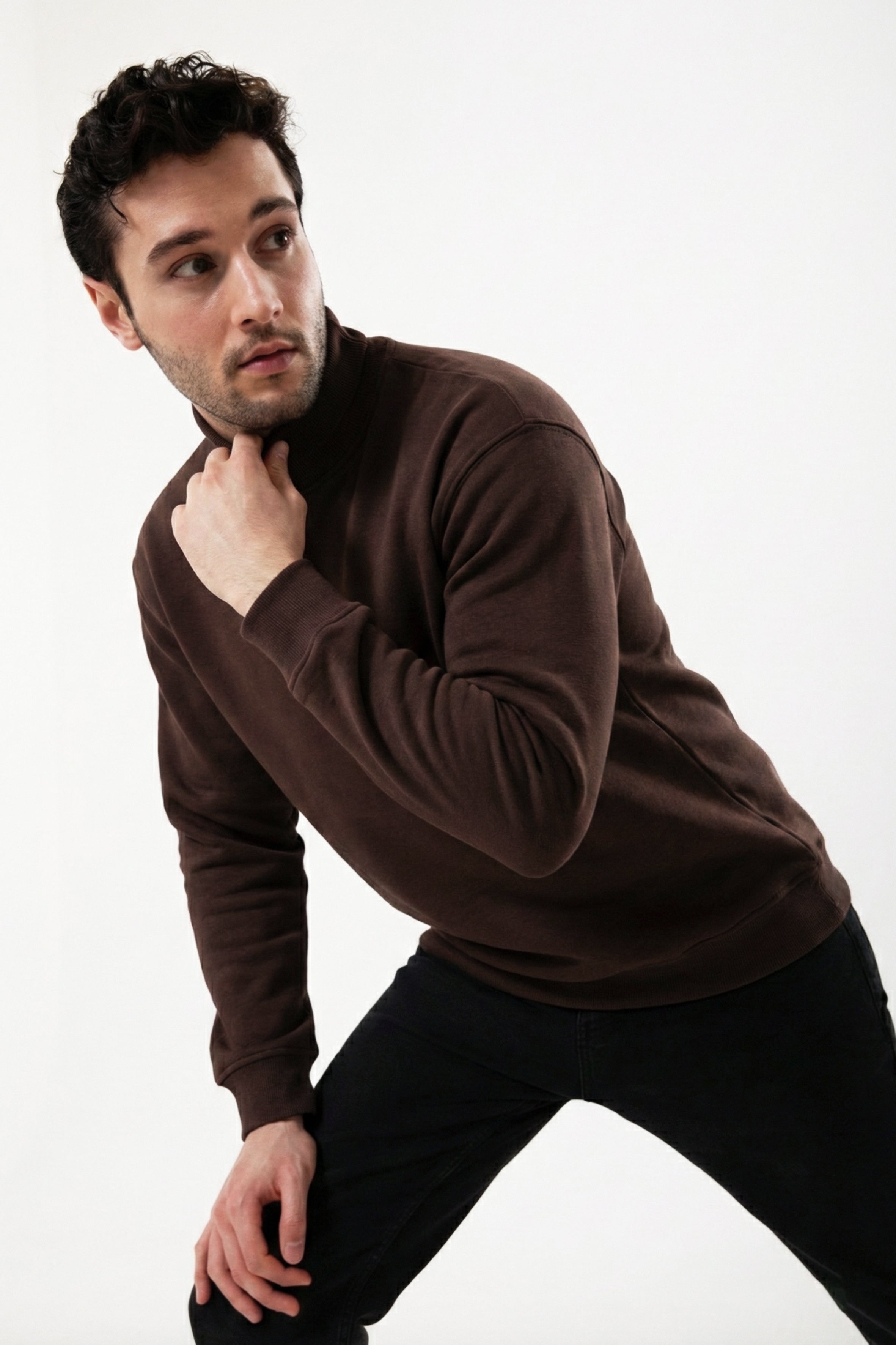 %100 organik pamuk kumaştan üretilmiş kahverengi yarım fermuarlı sweatshirt. Doğal pamuk dokusu sayesinde nefes alabilir, yumuşak ve cilt dostu yapı sunar. Günlük kullanım, rahat stil ve sürdürülebilir moda tercih edenler için ideal organik pamuk erkek sweatshirt modeli. Minimal tasarımı, dik yaka detayı ve modern kesimiyle hem casual kombinlerde hem şehir stilinde kullanılabilir. Organik pamuk yarım fermuarlı sweatshirt, çevre dostu üretim ve konforu bir arada sunar.