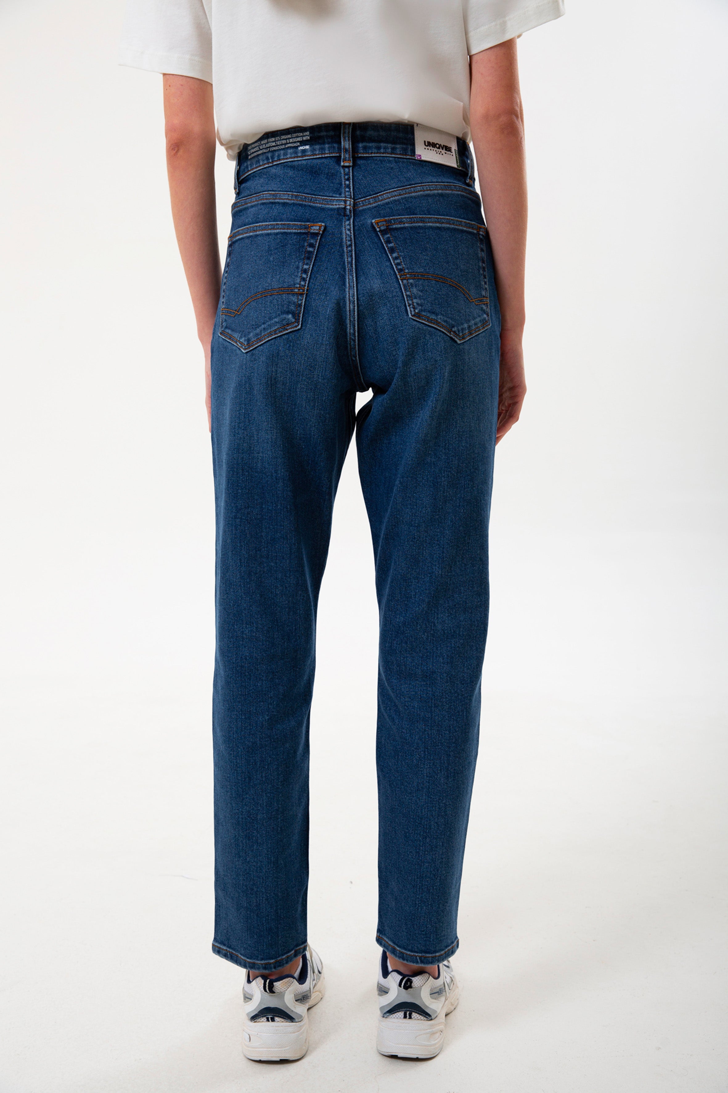 Yüksek bel ve rahat kesimiyle öne çıkan organik pamuk kadın mom jean, gün boyu konfor sunan zamansız bir parçadır. Dayanıklı denim dokusu uzun ömürlü kullanım sağlarken, mom fit formu doğal bir siluet oluşturur. Şehir temposuna uyum sağlayan bu denim pantolon kadın modeli, basic tişörtlerden gömleklere kadar pek çok kombinle zahmetsizce uyum sağlar.