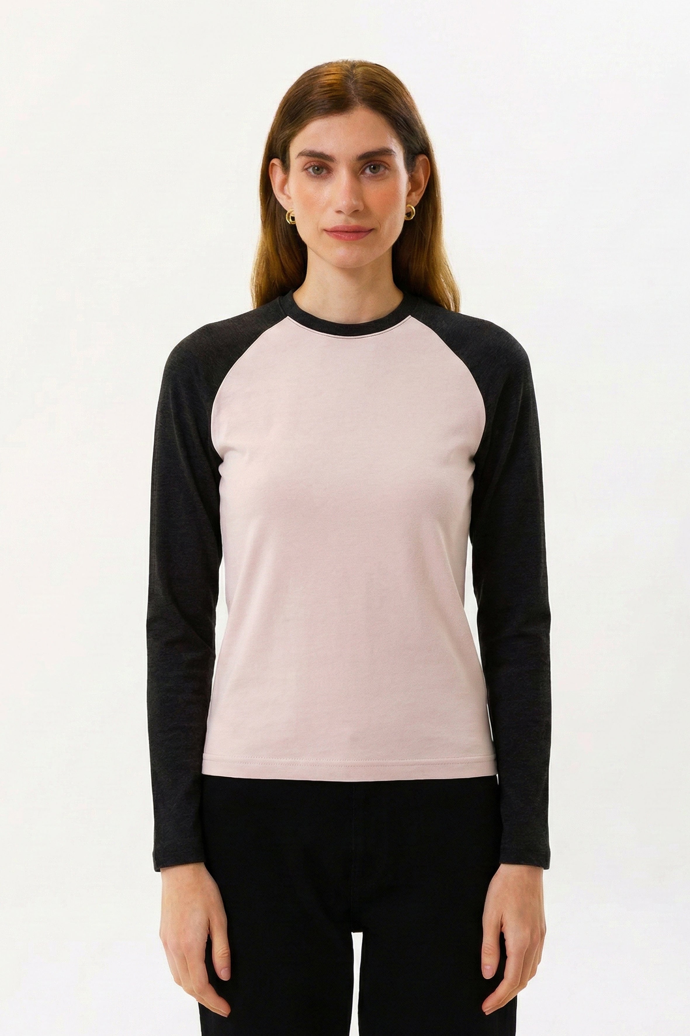 %100 organik pamuktan üretilmiş, rahat kalıplı, uzun kollu kadın tişört – cilt dostu ve nefes alabilen doğal kumaşlı kontrast bluz.