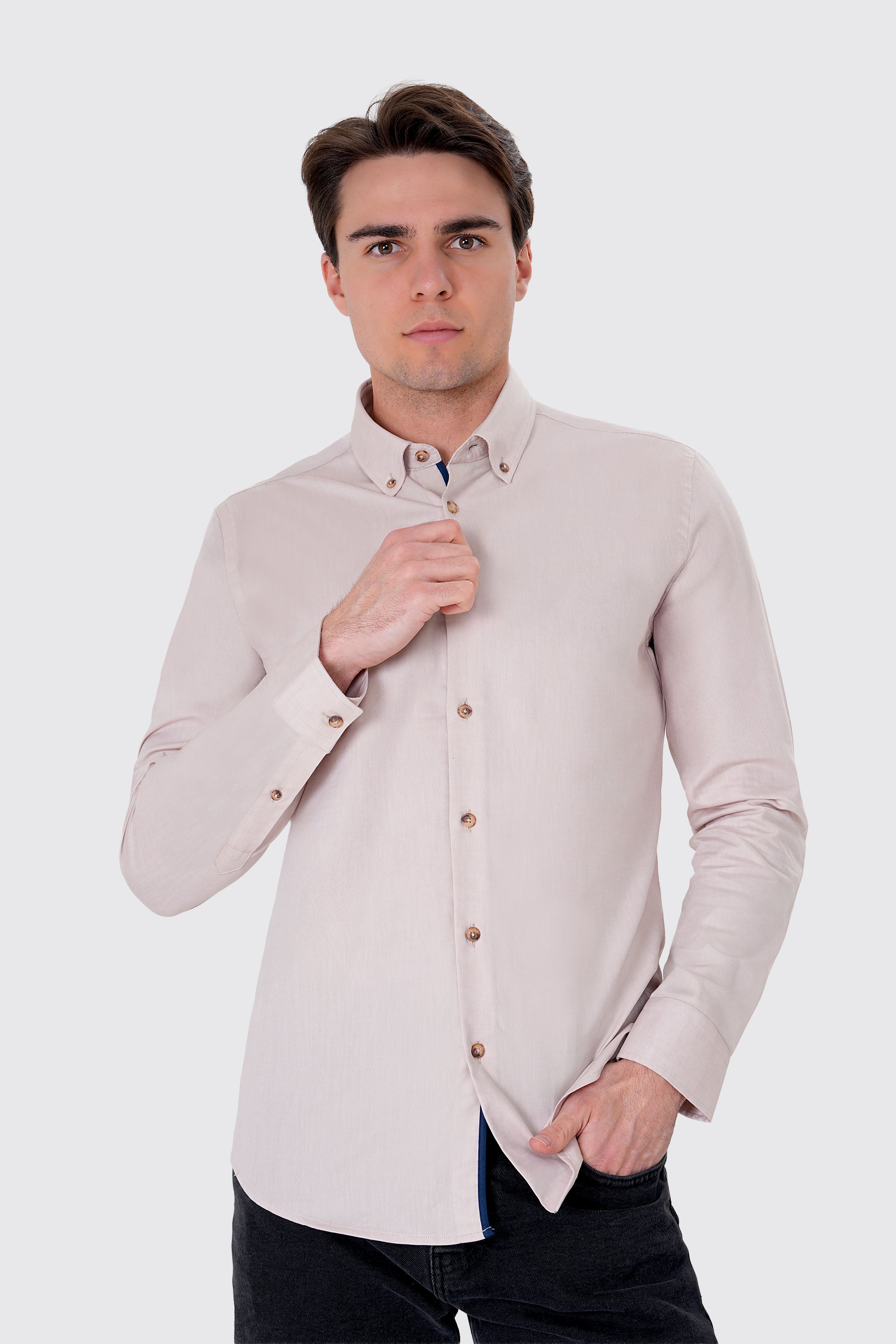 UNIQVIBE ekru erkek Oxford gömlek, uzun kollu, düğmeli yaka detaylı, %100 pamuk kumaştan üretilmiş şık ve modern bir tasarım. #Renk_Krem