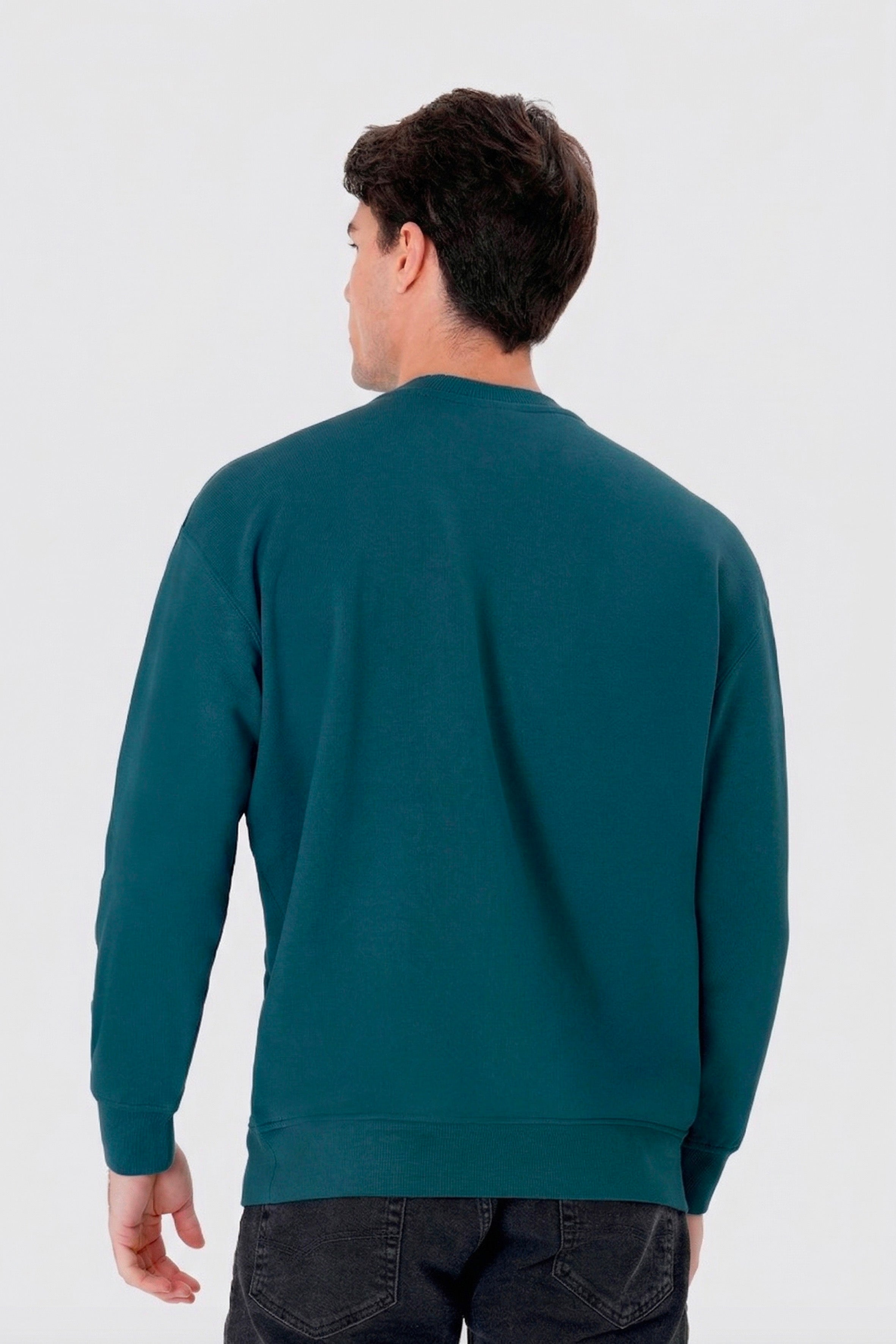 Pamuklu dokusuyla rahat bir kullanım sunan erkek regular sweatshirt, sade çizgisi ve modern kalıbıyla günlük stile kolayca uyum sağlar. Nefes alan yapısı sayesinde gün boyu konforlu bir his verirken, zamansız tasarımı hem spor hem şehir kombinlerinde pratik bir seçenek oluşturur. ‘Erkek regular sweatshirt’ ve ‘pamuklu sweatshirt erkek’ aramalarında öne çıkan kullanışlı ve şık bir modeldir.