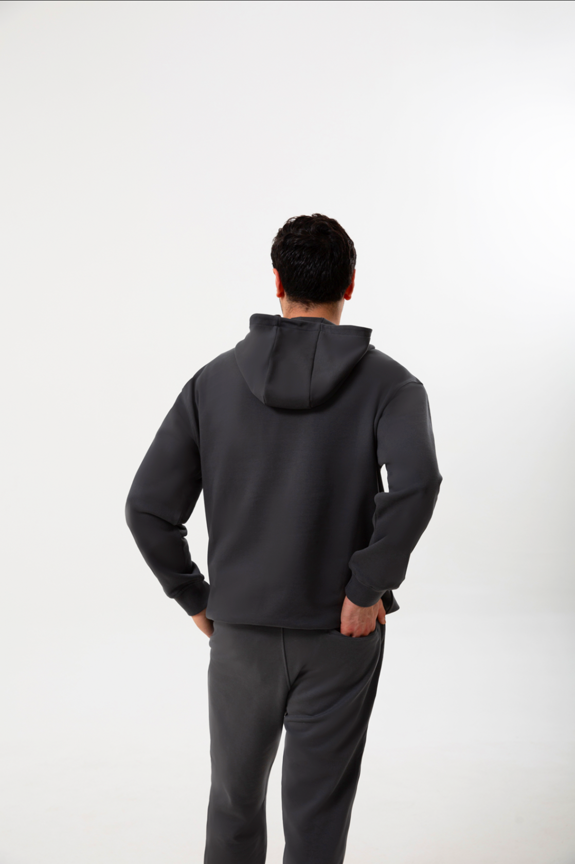 Antrasit pamuklu erkek kapüşonlu hoodie, yumuşak dokusu ve rahat kesimiyle günlük kullanıma modern bir konfor katar. Nefes alan kumaşı sayesinde her mevsim ideal bir sıcaklık sağlar ve sade tasarımıyla spor ya da şehir stiline kolayca uyum gösterir. Hem jean hem jogger kombinlerinde pratik bir alternatif sunan bu model; ‘erkek hoodie’, ‘antrasit kapüşonlu sweatshirt’ ve ‘pamuklu erkek hoodie’ aramalarında öne çıkan zamansız bir seçenektir.