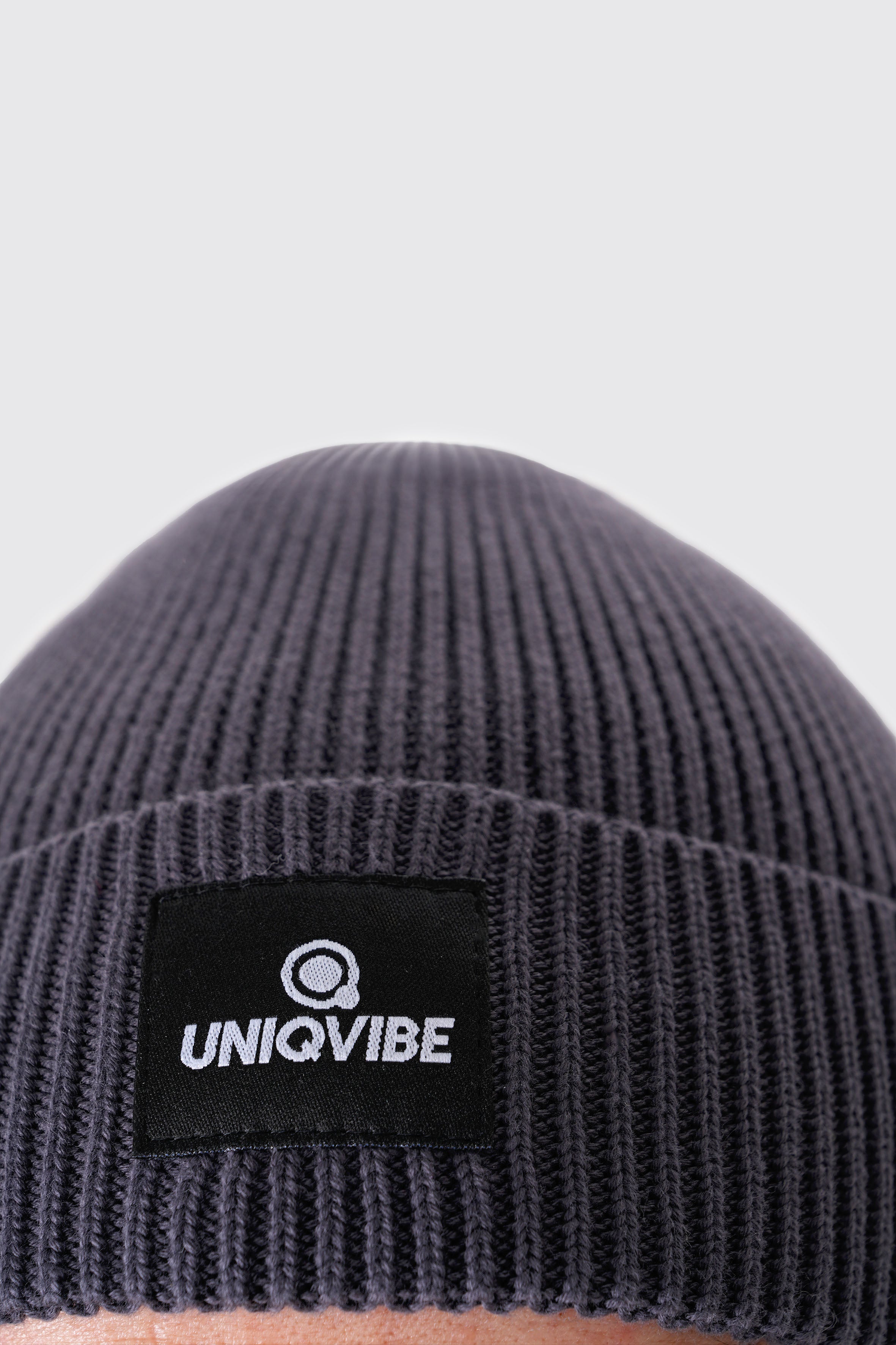 UNIQVIBE’nin %100 organik pamuktan üretilmiş unisex bereleri, kış stilinizi sürdürülebilir bir dokunuşla tamamlıyor. Pastel tonlardan koyu renklere kadar geniş bir renk yelpazesiyle, her tarza uygun seçenekler sunuyor. Çevre dostu üretim ve yumuşak dokusuyla bu bereyi keşfedin! #Renk_Antrasit
