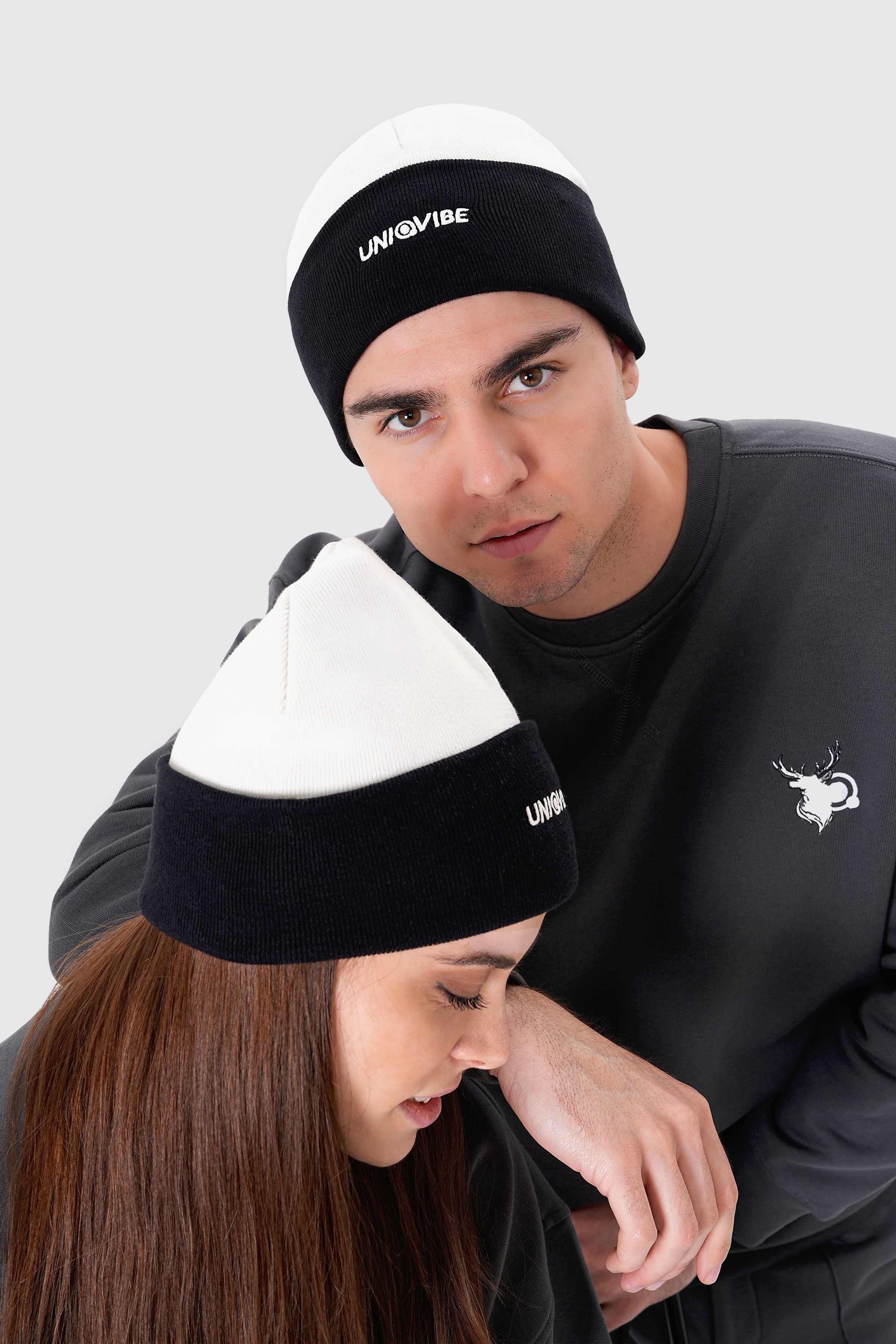 UNIQVIBE’nin %100 organik pamuktan üretilmiş unisex bereleri, kış stilinizi sürdürülebilir bir dokunuşla tamamlıyor. Pastel tonlardan koyu renklere kadar geniş bir renk yelpazesiyle, her tarza uygun seçenekler sunuyor. Çevre dostu üretim ve yumuşak dokusuyla bu bereyi keşfedin! #Renk_Siyah
