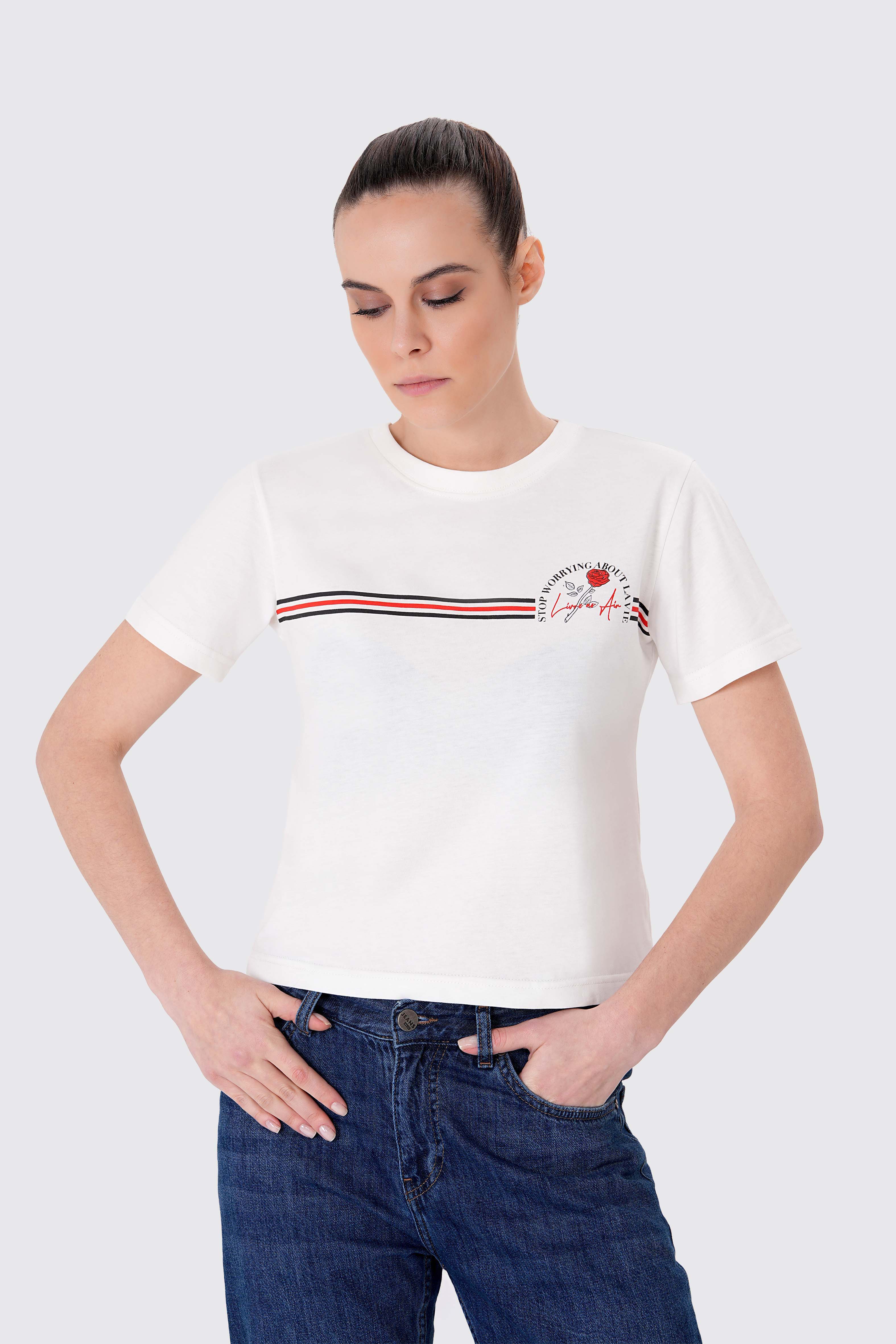 %100 organik pamuktan üretilmiş GOTS sertifikalı kadın crop tişört. Beyaz renkli, baskılı ve kısa kollu tasarımıyla yaz aylarında hem konfor hem stil sunar. Sürdürülebilir moda anlayışıyla üretilen bu tişört, doğa dostu kumaşı ve modern kesimiyle günlük kombinler için ideal bir parça.
