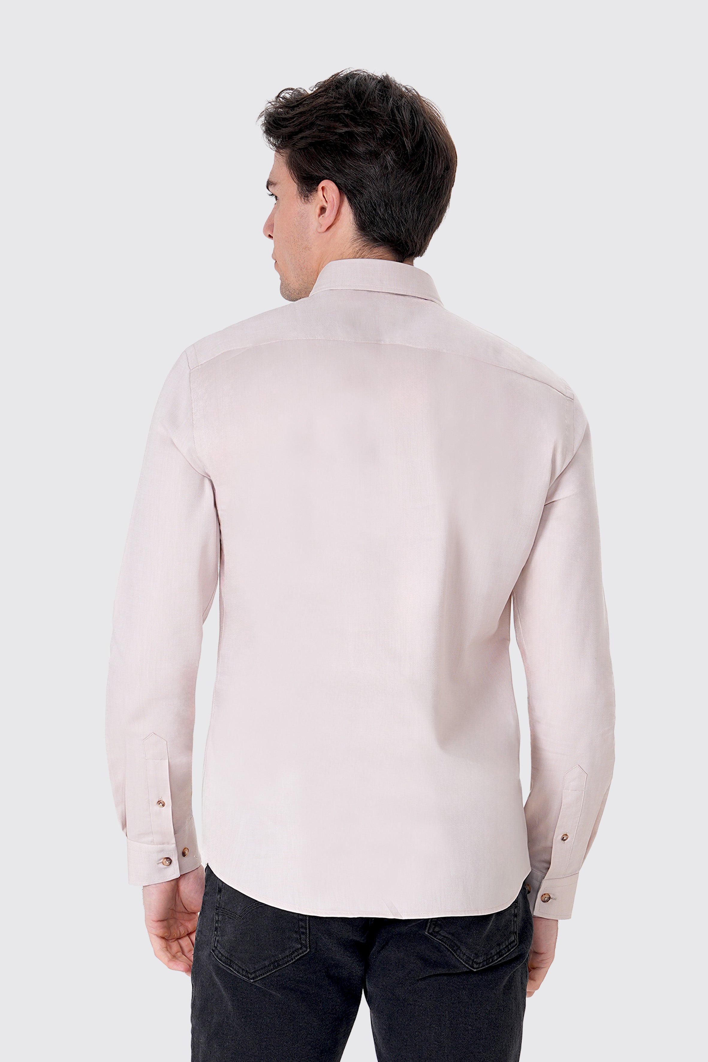 UNIQVIBE ekru erkek Oxford gömlek, uzun kollu, düğmeli yaka detaylı, %100 pamuk kumaştan üretilmiş şık ve modern bir tasarım. #Renk_Krem