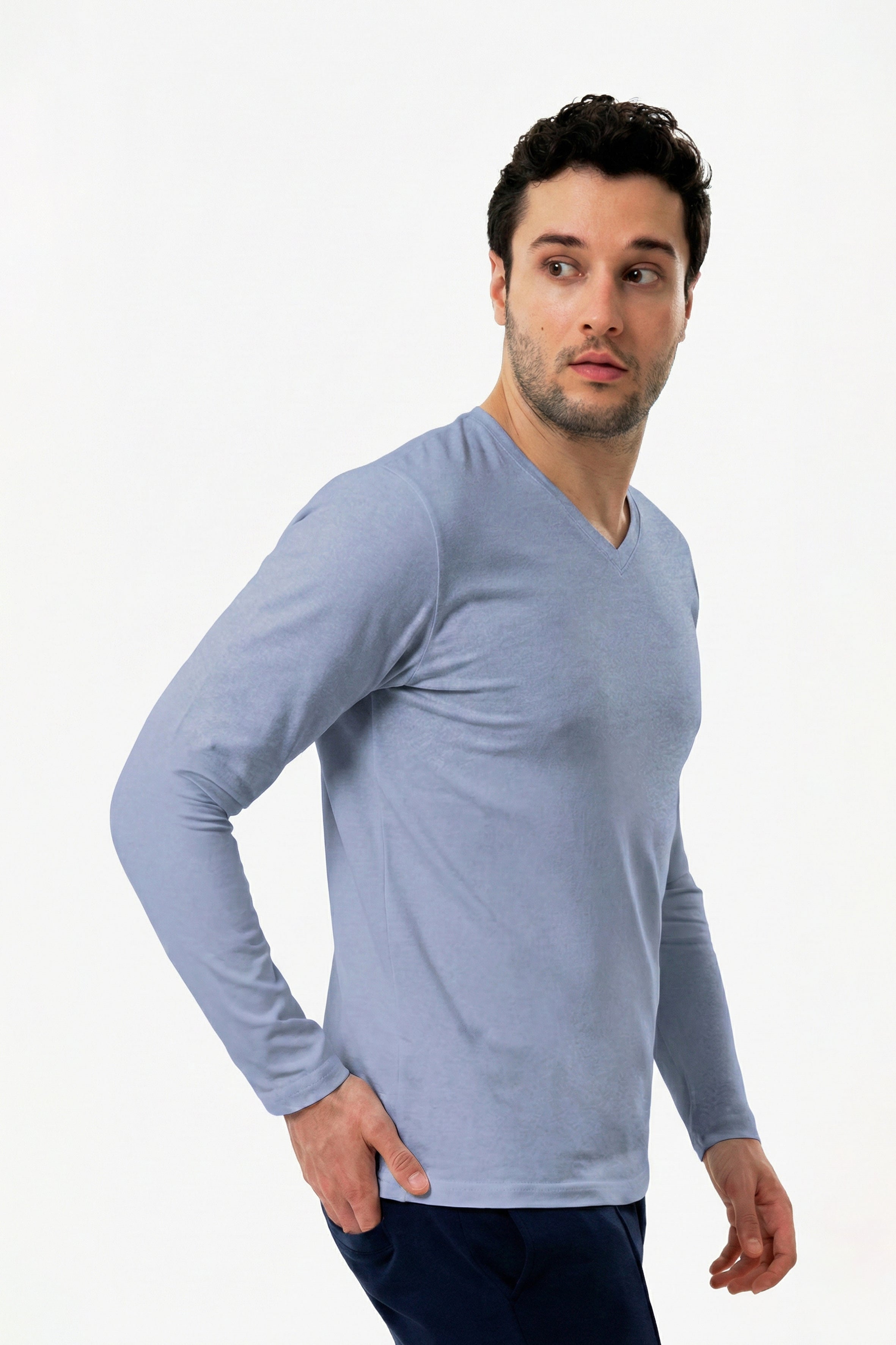 %100 organik pamuktan üretilmiş, kurşuni renk V yaka erkek uzun kollu tişört. Doğal dokusu, rahat kalıbı ve sade tasarımıyla günlük kullanıma uygundur.