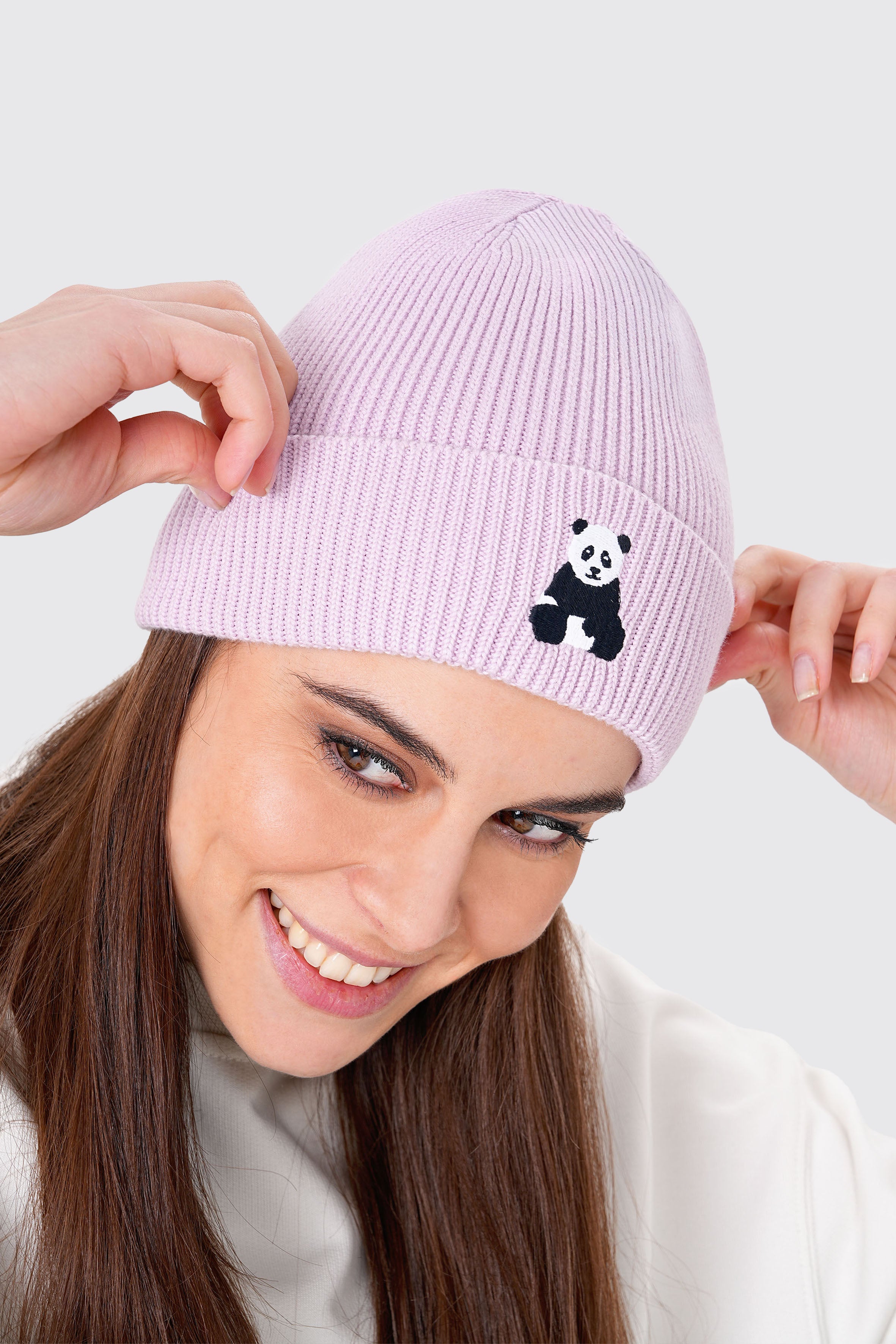 UNIQVIBE’nin %100 organik pamuktan üretilmiş unisex bereleri, kış stilinizi sürdürülebilir bir dokunuşla tamamlıyor. Pastel tonlardan koyu renklere kadar geniş bir renk yelpazesiyle, her tarza uygun seçenekler sunuyor. Çevre dostu üretim ve yumuşak dokusuyla bu bereyi keşfedin! #Renk_Pembe