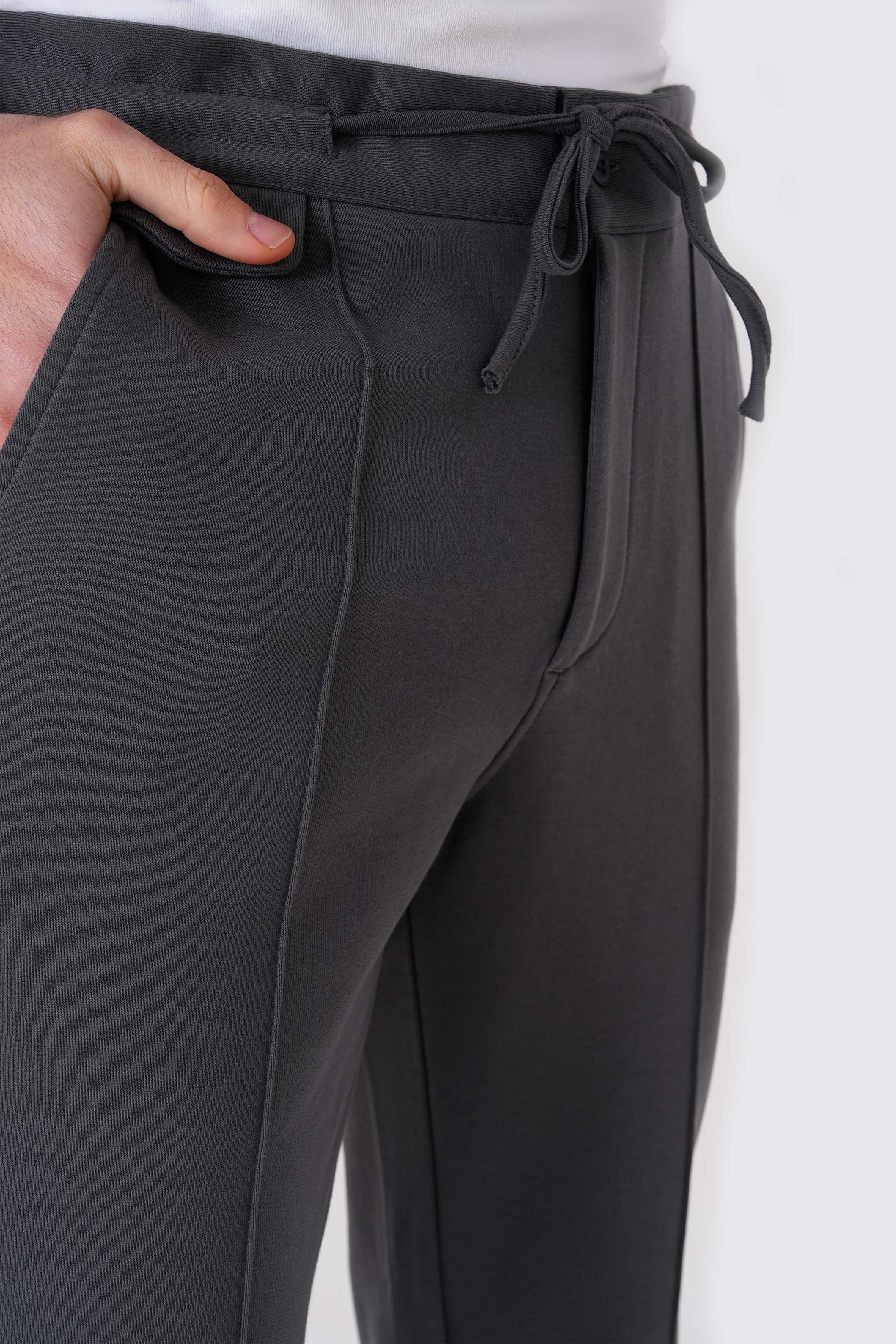 %100 organik pamuktan üretilen antrasit sweatpant, doğa dostu ve nefes alabilen yapısıyla gün boyu konfor sunar. Yumuşak dokusu ve rahat kesimiyle hem şehirde hem de evde tarzını tamamlar. Sürdürülebilir moda anlayışıyla tasarlanan bu sweatpant, zamansız şıklık ve maksimum rahatlık arayanlar için ideal seçim.