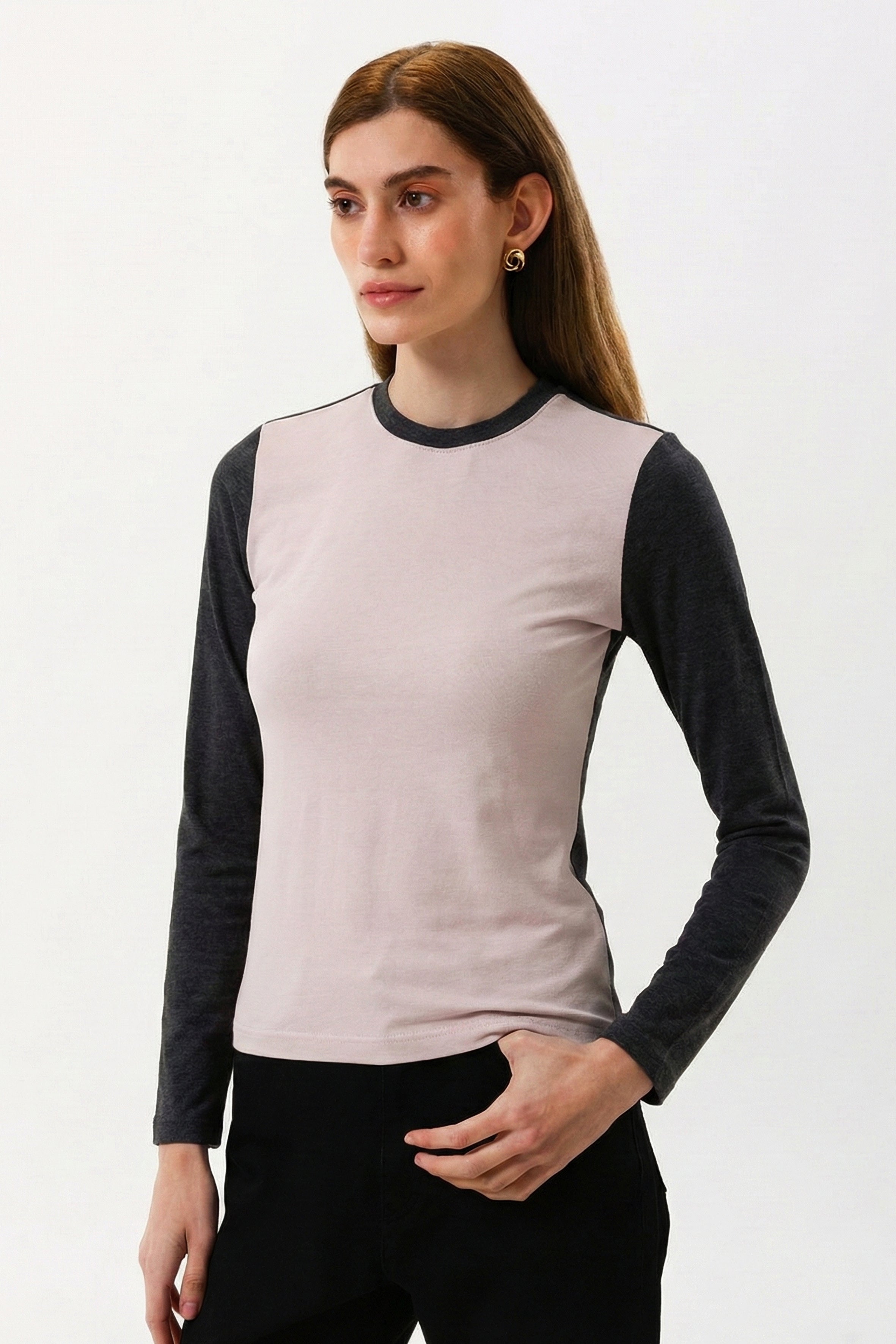 %100 organik pamuktan üretilmiş, rahat kalıplı, uzun kollu kadın tişört – cilt dostu ve nefes alabilen doğal kumaşlı kontrast bluz.