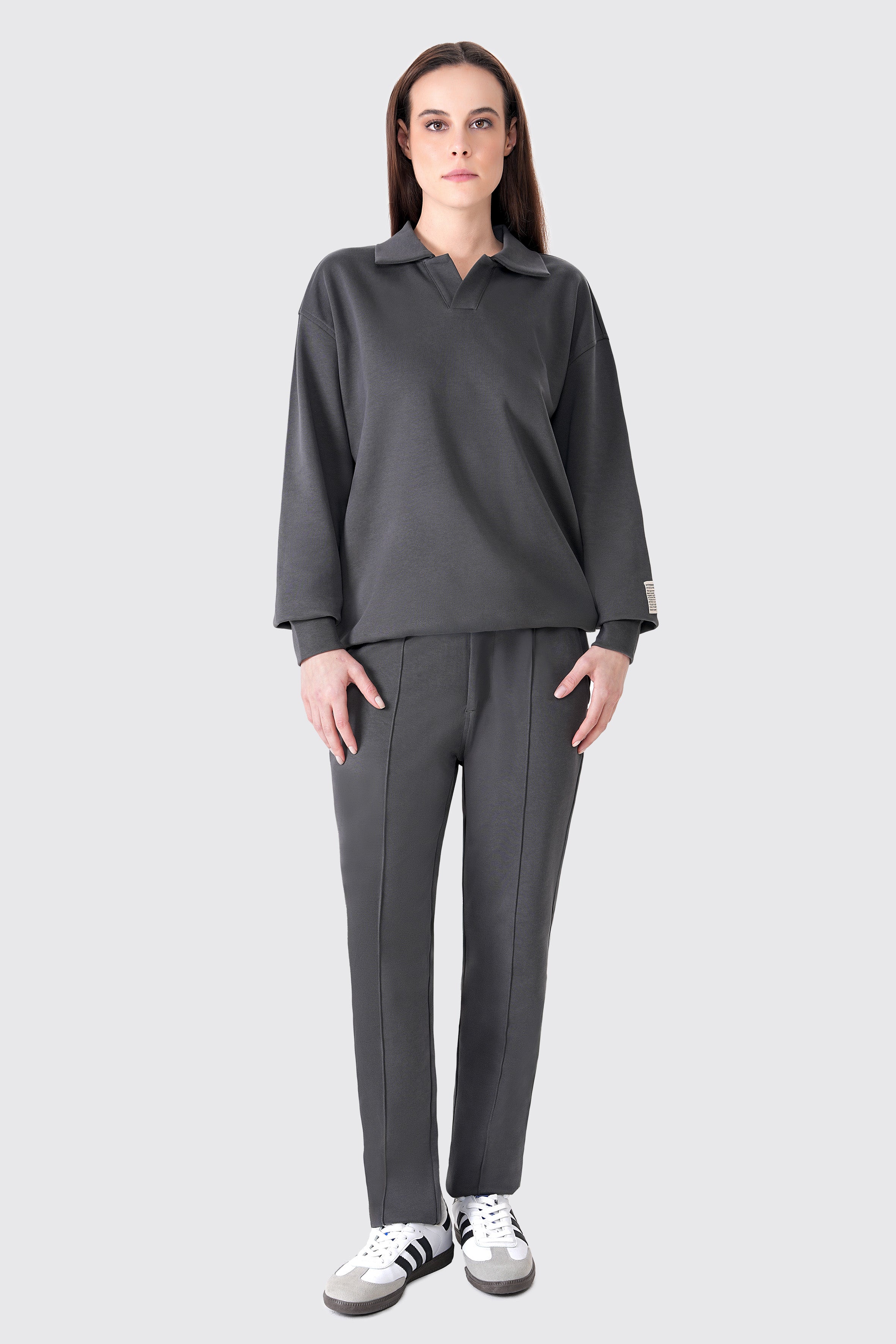 Rahatlık, stil ve sürdürülebilirlik bir arada! %100 organik pamuktan üretilen antrasit sweatpant, yumuşak dokusuyla gün boyu konfor sağlarken, modern kesimiyle her kombine uyum sağlar. Hem evde hem dışarıda özgürce hareket etmen için tasarlandı.