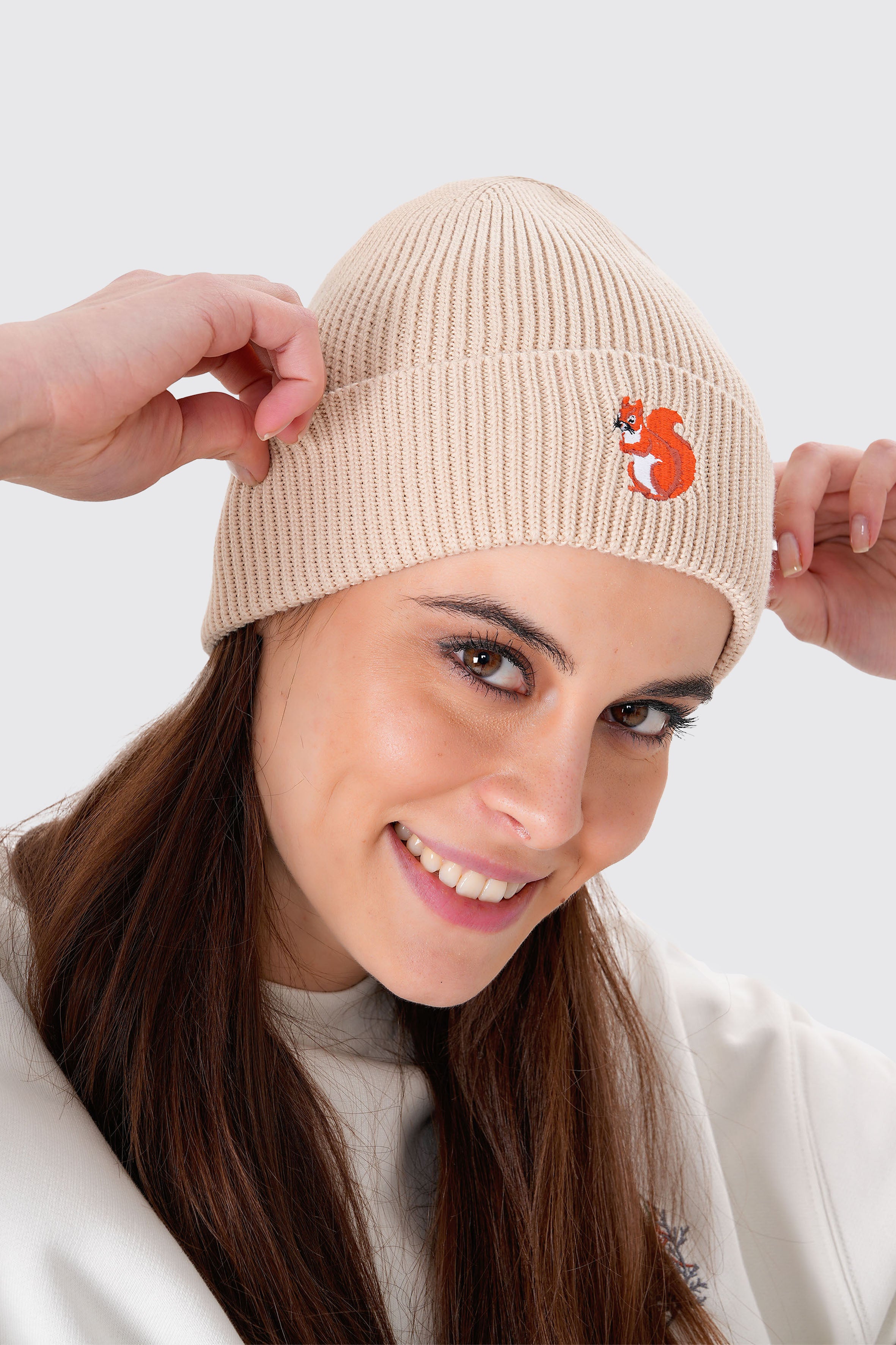 UNIQVIBE’nin %100 organik pamuktan üretilmiş unisex bereleri, kış stilinizi sürdürülebilir bir dokunuşla tamamlıyor. Pastel tonlardan koyu renklere kadar geniş bir renk yelpazesiyle, her tarza uygun seçenekler sunuyor. Çevre dostu üretim ve yumuşak dokusuyla bu bereyi keşfedin! #Renk_Bej