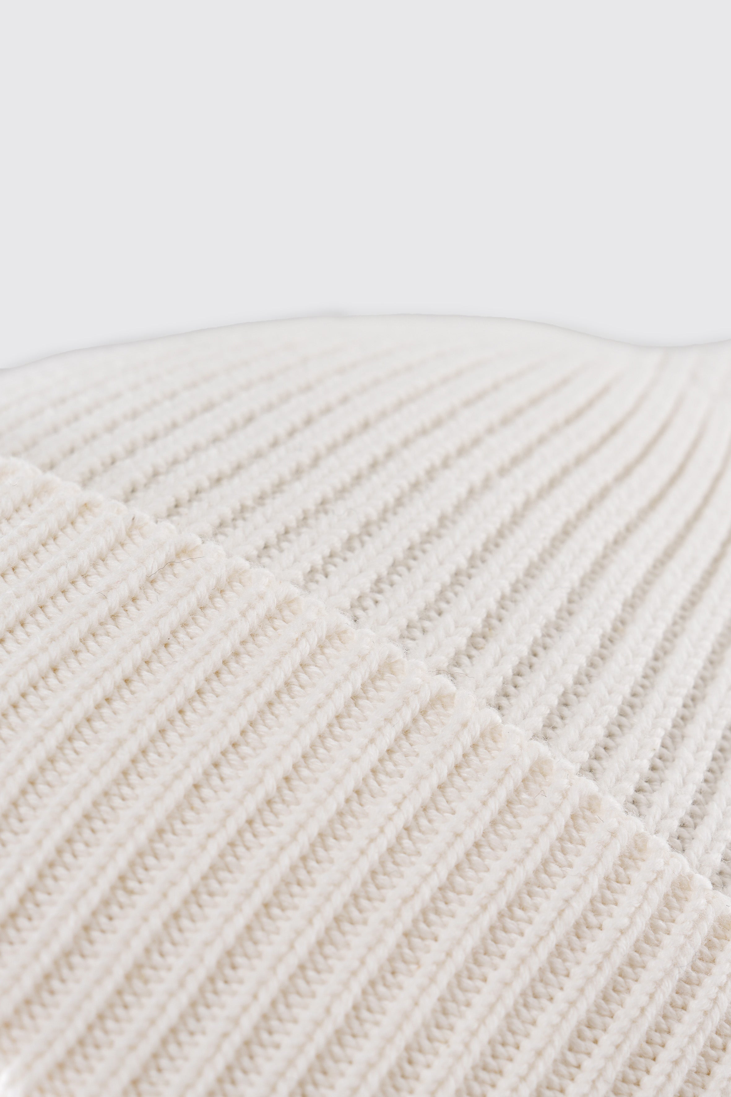 UNIQVIBE’nin %100 organik pamuktan üretilmiş unisex bereleri, kış stilinizi sürdürülebilir bir dokunuşla tamamlıyor. Pastel tonlardan koyu renklere kadar geniş bir renk yelpazesiyle, her tarza uygun seçenekler sunuyor. Çevre dostu üretim ve yumuşak dokusuyla bu bereyi keşfedin! #Renk_Bej
