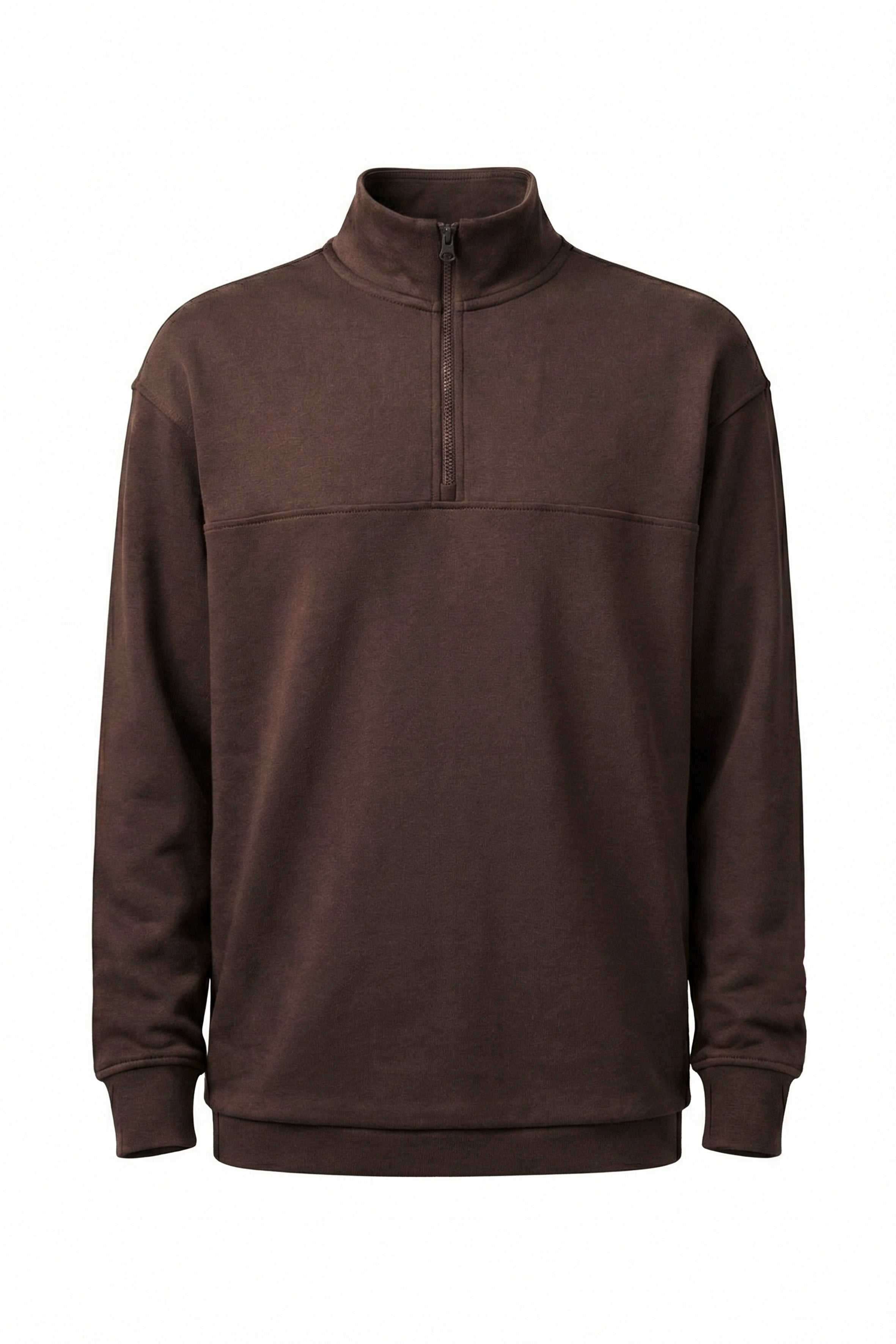 %100 organik pamuk kumaştan üretilmiş kahverengi yarım fermuarlı sweatshirt. Doğal pamuk dokusu sayesinde nefes alabilir, yumuşak ve cilt dostu yapı sunar. Günlük kullanım, rahat stil ve sürdürülebilir moda tercih edenler için ideal organik pamuk erkek sweatshirt modeli. Minimal tasarımı, dik yaka detayı ve modern kesimiyle hem casual kombinlerde hem şehir stilinde kullanılabilir. Organik pamuk yarım fermuarlı sweatshirt, çevre dostu üretim ve konforu bir arada sunar.