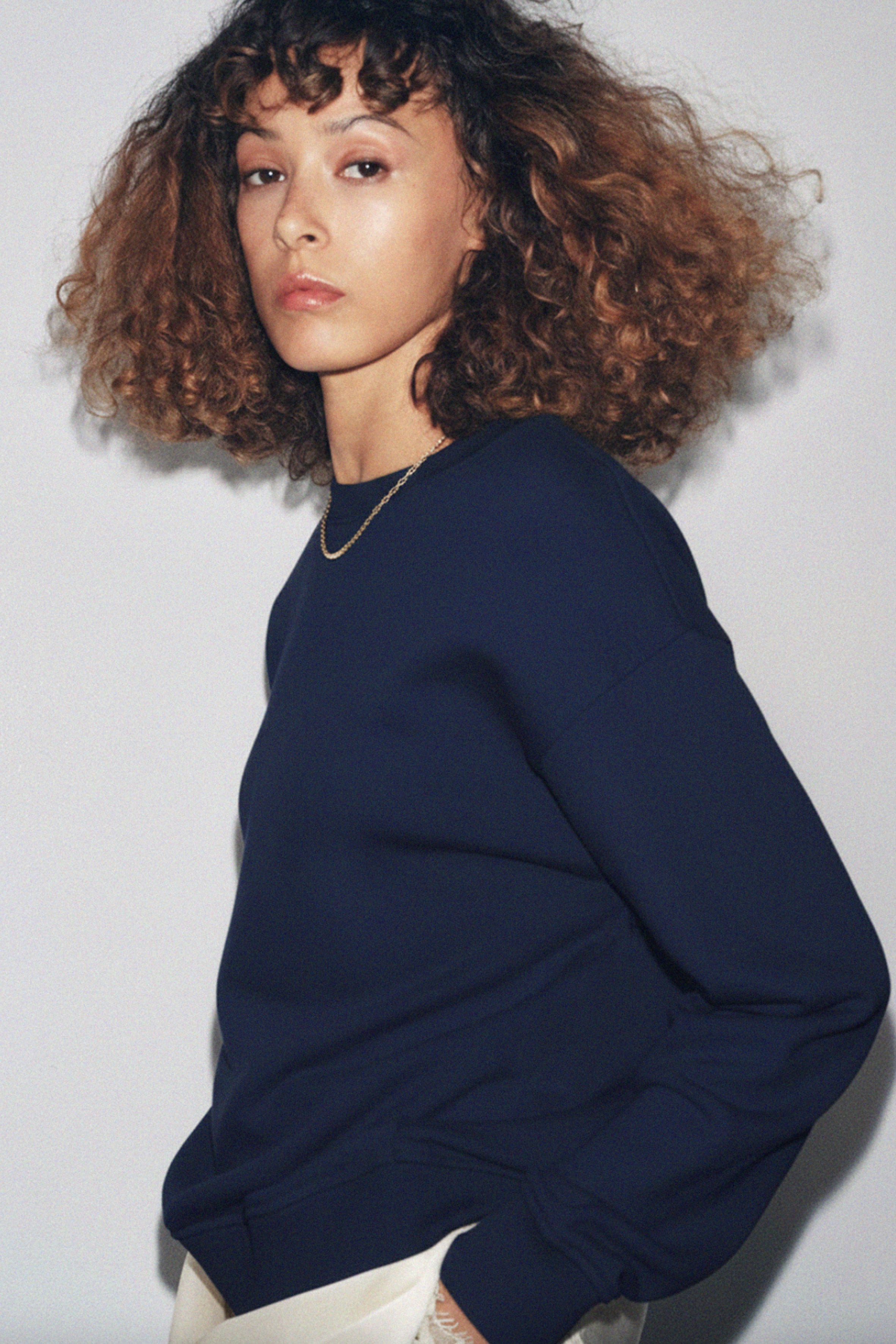 Organik pamuklu dokusuyla yumuşak, hafif ve gün boyu konforlu. Lacivert renginin sakin şıklığı, regular kalıpla birleşerek her kombine kolayca uyum sağlar. Günlük stile ve şehir hayatına rahatça eşlik eden bu sweatshirt, doğal dokusuyla öne çıkan zamansız bir seçim