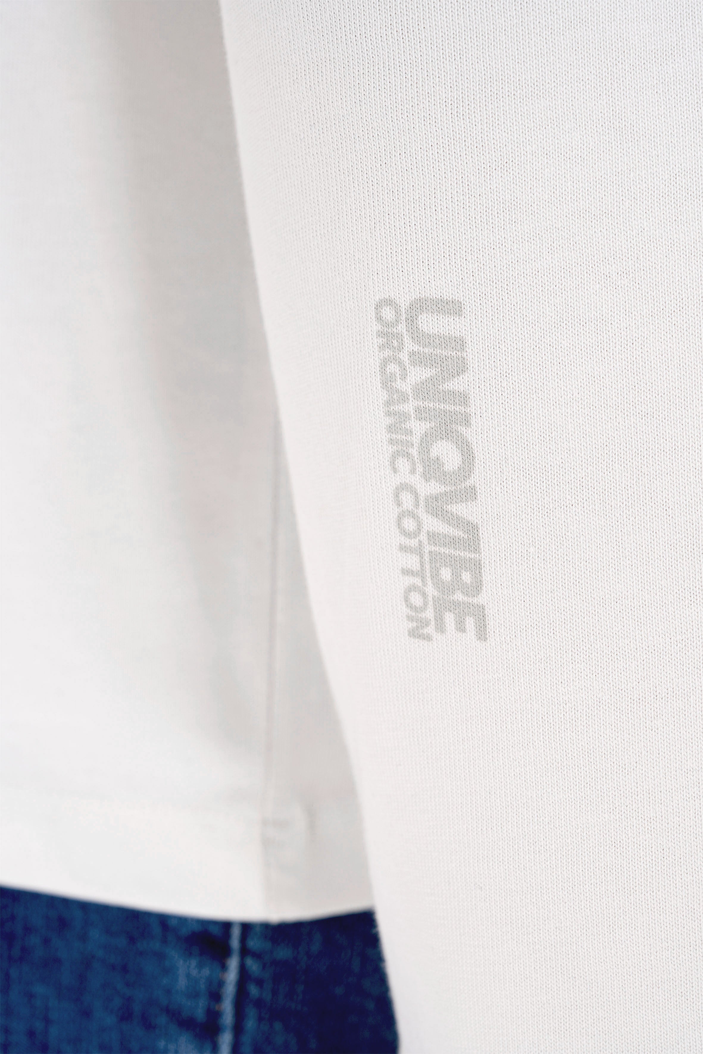 Polo Yaka %100 Organik Pamuk Beyaz Kadın Uzun Kollu Tişört, şıklık ve konforu birleştirir. Çevre dostu organik pamuktan üretilen bu tişört, yumuşak dokusu ve polo yaka detayıyla her tarza uyum sağlar. Uzun kollu tasarımı ve beyaz rengiyle hem günlük hem de şık kombinasyonlar için ideal!