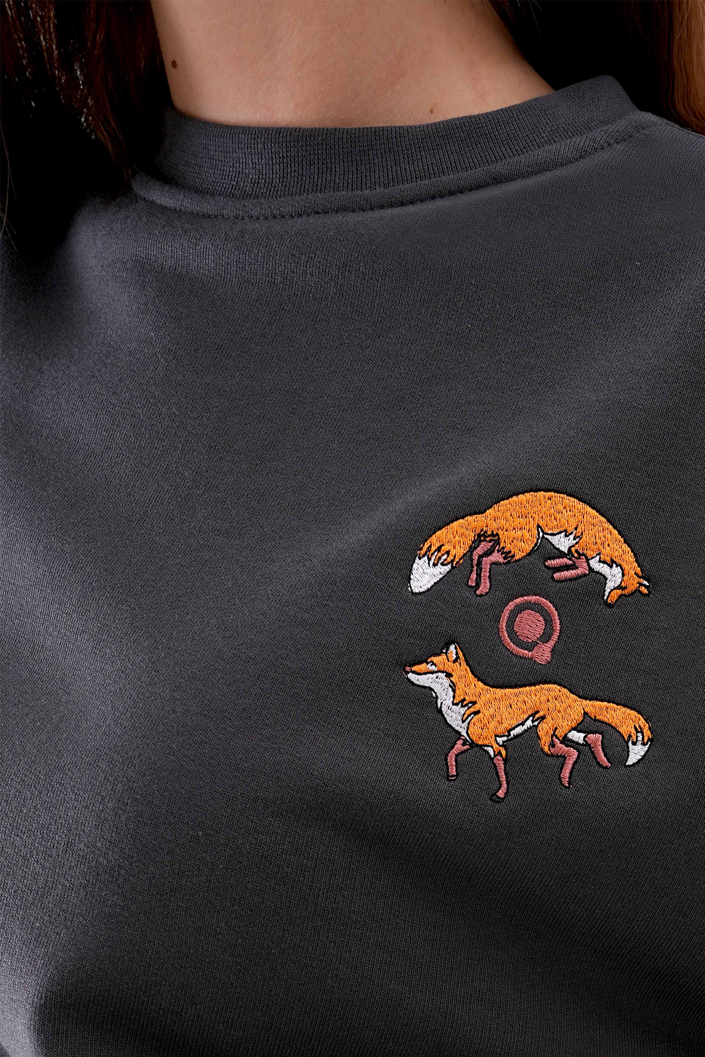 Tilki Nakışlı Crop Organik Pamuklu Sweatshirt, organik pamuklu yapısıyla hem çevre dostu hem de konforlu bir seçenek. Üzerindeki tilki nakışı detayıyla şıklığı öne çıkaran bu crop sweatshirt, günlük kombinlerinize modern bir dokunuş katıyor. Rahat kesimi ve minimalist tasarımıyla hem spor hem de günlük kullanım için ideal. UNIQVIBE ile tarzınızı tamamlayın!