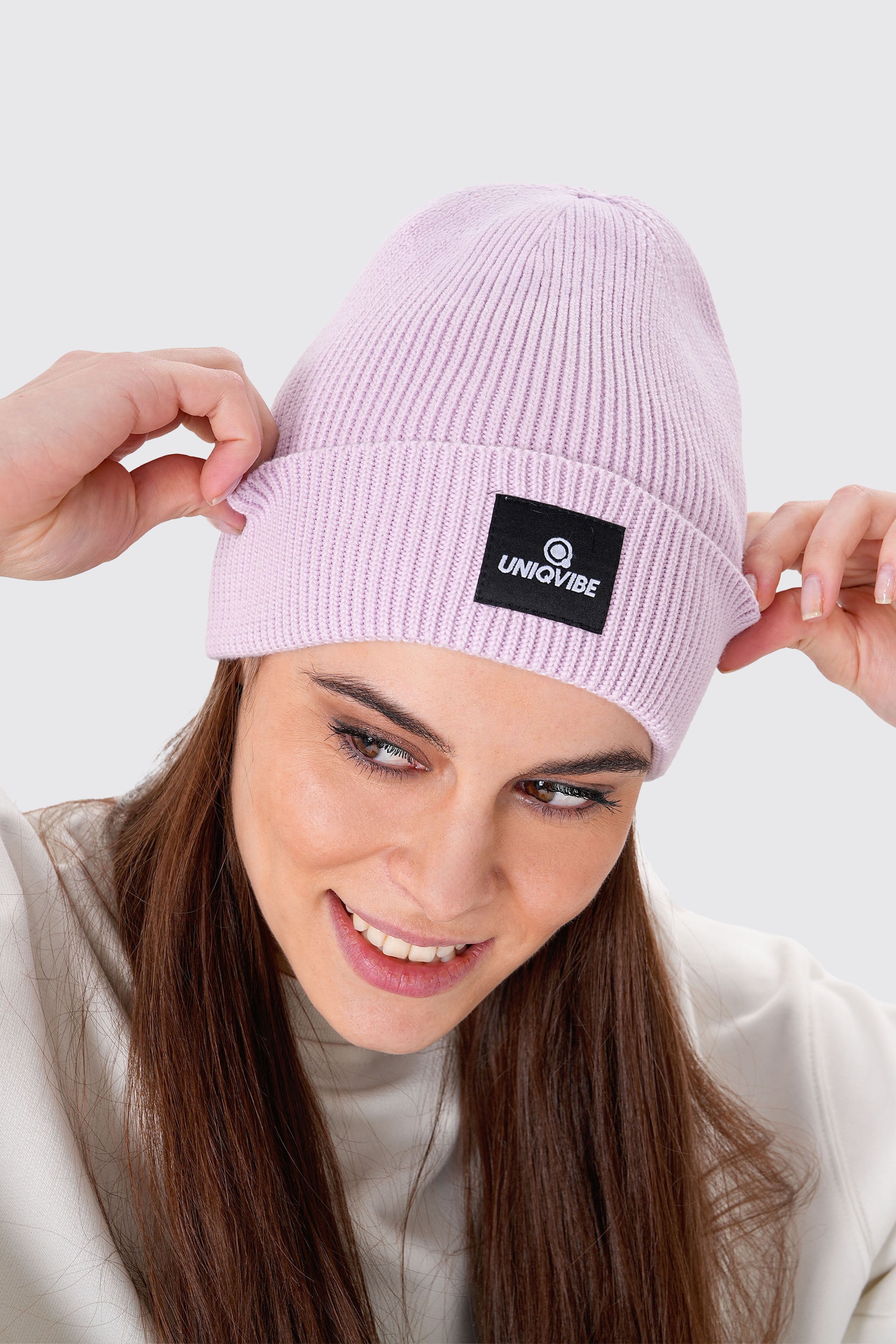 UNIQVIBE’nin %100 organik pamuktan üretilmiş unisex bereleri, kış stilinizi sürdürülebilir bir dokunuşla tamamlıyor. Pastel tonlardan koyu renklere kadar geniş bir renk yelpazesiyle, her tarza uygun seçenekler sunuyor. Çevre dostu üretim ve yumuşak dokusuyla bu bereyi keşfedin! #Renk_Pembe