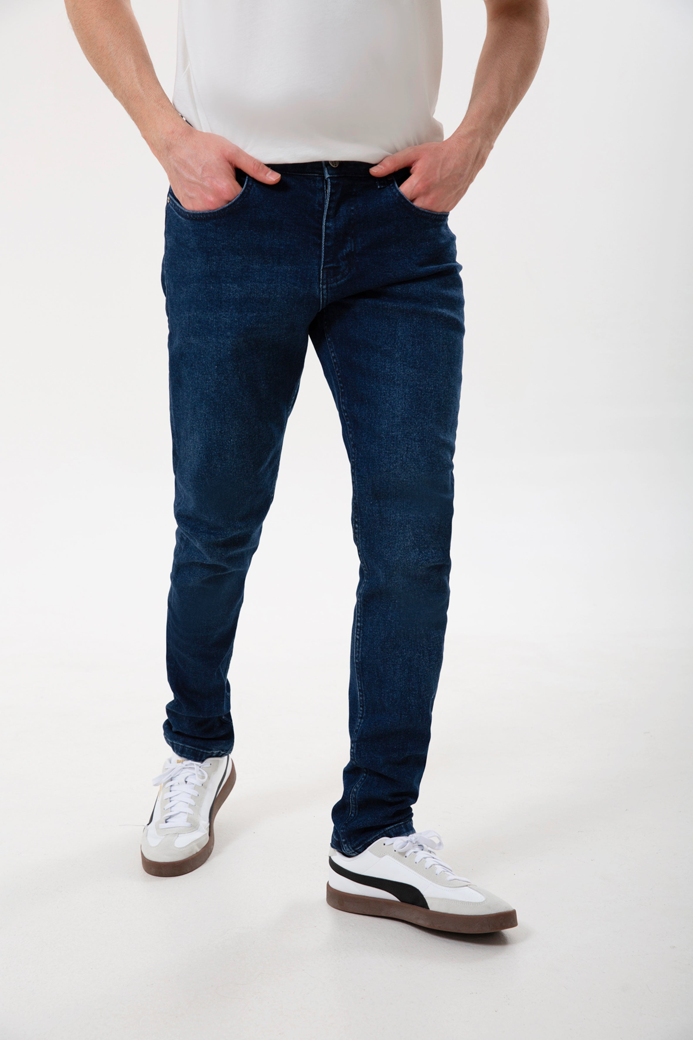 Rahat kesimi ve modern yapısıyla öne çıkan erkek comfort jean, gün boyu konfor sunan zamansız bir parçadır. Dayanıklı denim dokusu uzun ömürlü kullanım sağlarken, comfort fit formu doğal ve dengeli bir siluet oluşturur. Şehir temposuna uyum sağlayan bu denim pantolon erkek modeli, basic tişörtlerden gömleklere kadar pek çok kombinle zahmetsizce uyum sağlar.