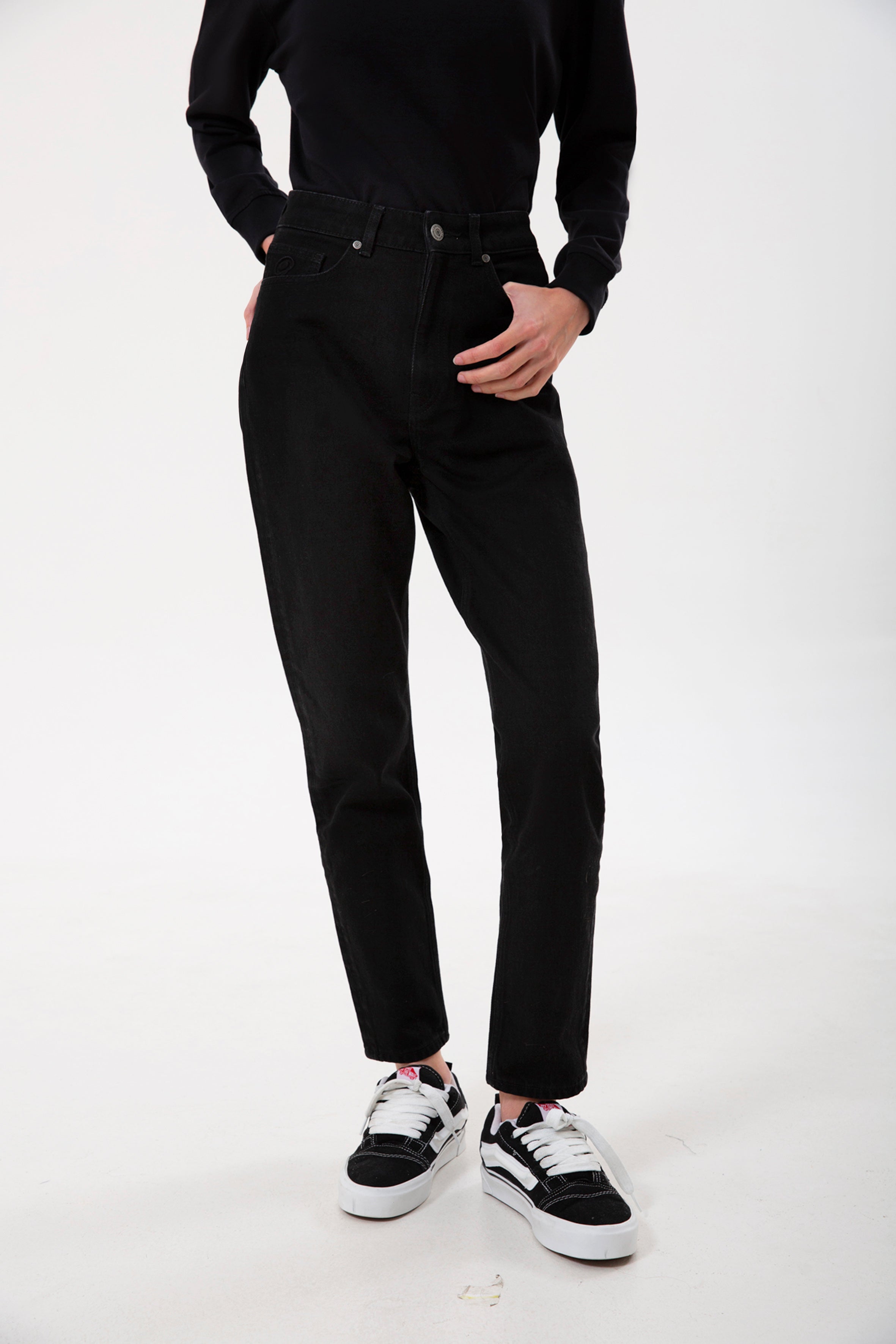 Yüksek bel ve rahat kesimiyle öne çıkan organik pamuk kadın mom jean, gün boyu konfor sunan zamansız bir parçadır. Dayanıklı denim dokusu uzun ömürlü kullanım sağlarken, mom fit formu doğal bir siluet oluşturur. Şehir temposuna uyum sağlayan bu denim pantolon kadın modeli, basic tişörtlerden gömleklere kadar pek çok kombinle zahmetsizce uyum sağlar.