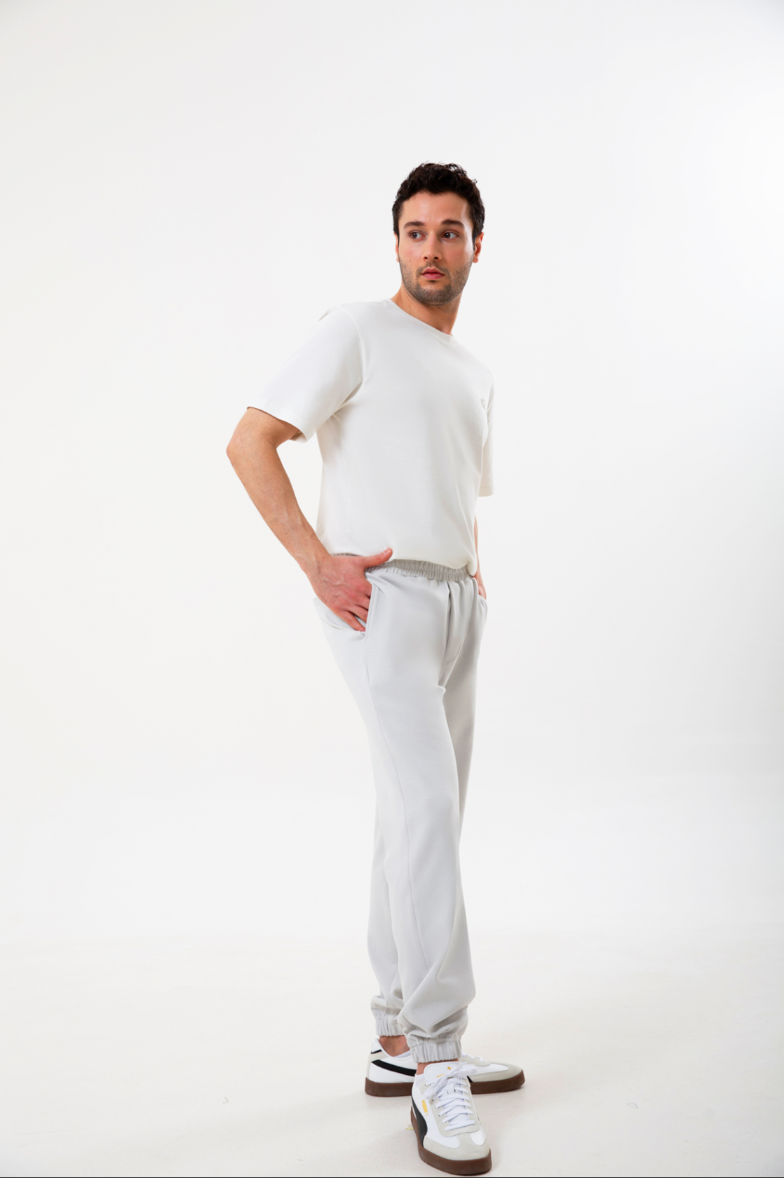 Pamuklu dokusuyla öne çıkan erkek jogger pantolon, rahat kesimi ve esnek yapısıyla gün boyu konfor sunar. Minimal çizgisi sayesinde hem spor stile hem şehir hayatına kolayca uyum sağlayan bu tasarım, bel kısmındaki elastik detayıyla pratik ve özgür bir hareket alanı yaratır. ‘Erkek jogger pantolon’, ‘rahat erkek alt giyim’ ve ‘pamuklu jogger’ aramalarında öne çıkan modern ve kullanışlı bir alternatiftir.