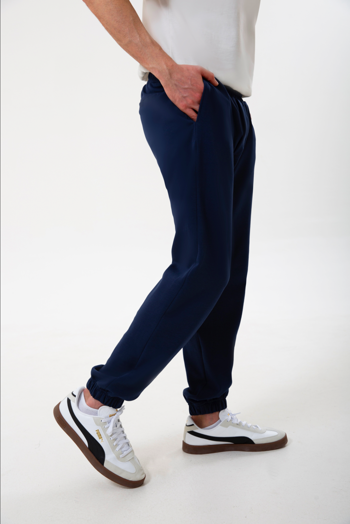 Pamuklu dokusuyla öne çıkan erkek jogger pantolon, rahat kesimi ve esnek yapısıyla gün boyu konfor sunar. Minimal çizgisi sayesinde hem spor stile hem şehir hayatına kolayca uyum sağlayan bu tasarım, bel kısmındaki elastik detayıyla pratik ve özgür bir hareket alanı yaratır. ‘Erkek jogger pantolon’, ‘rahat erkek alt giyim’ ve ‘pamuklu jogger’ aramalarında öne çıkan modern ve kullanışlı bir alternatiftir.