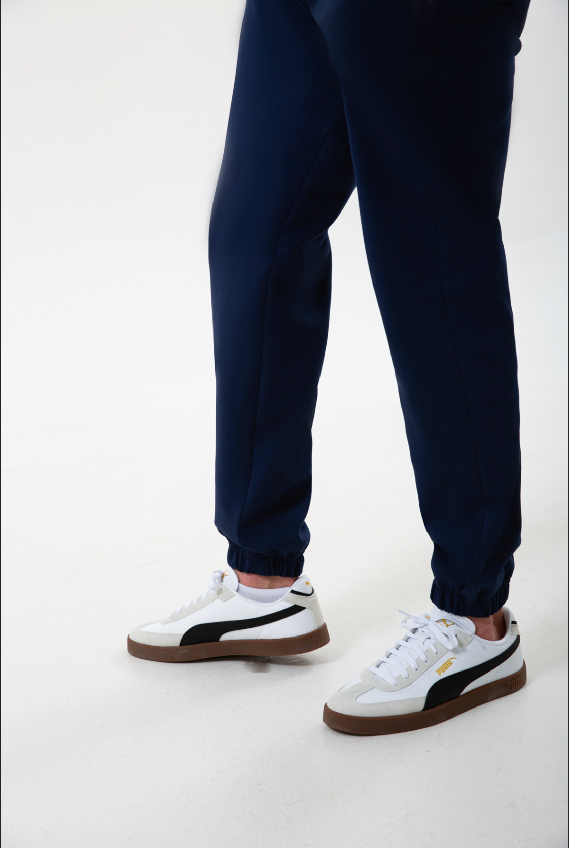 Pamuklu dokusuyla öne çıkan erkek jogger pantolon, rahat kesimi ve esnek yapısıyla gün boyu konfor sunar. Minimal çizgisi sayesinde hem spor stile hem şehir hayatına kolayca uyum sağlayan bu tasarım, bel kısmındaki elastik detayıyla pratik ve özgür bir hareket alanı yaratır. ‘Erkek jogger pantolon’, ‘rahat erkek alt giyim’ ve ‘pamuklu jogger’ aramalarında öne çıkan modern ve kullanışlı bir alternatiftir.