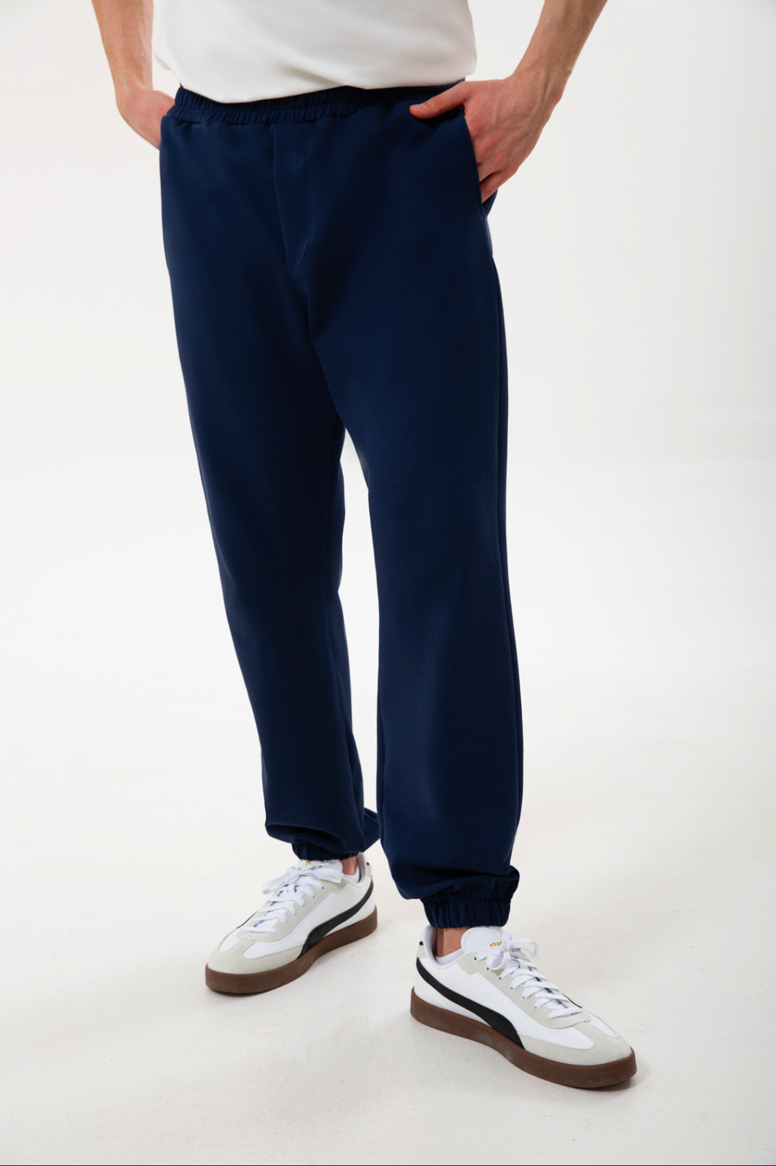 Pamuklu dokusuyla öne çıkan erkek jogger pantolon, rahat kesimi ve esnek yapısıyla gün boyu konfor sunar. Minimal çizgisi sayesinde hem spor stile hem şehir hayatına kolayca uyum sağlayan bu tasarım, bel kısmındaki elastik detayıyla pratik ve özgür bir hareket alanı yaratır. ‘Erkek jogger pantolon’, ‘rahat erkek alt giyim’ ve ‘pamuklu jogger’ aramalarında öne çıkan modern ve kullanışlı bir alternatiftir.