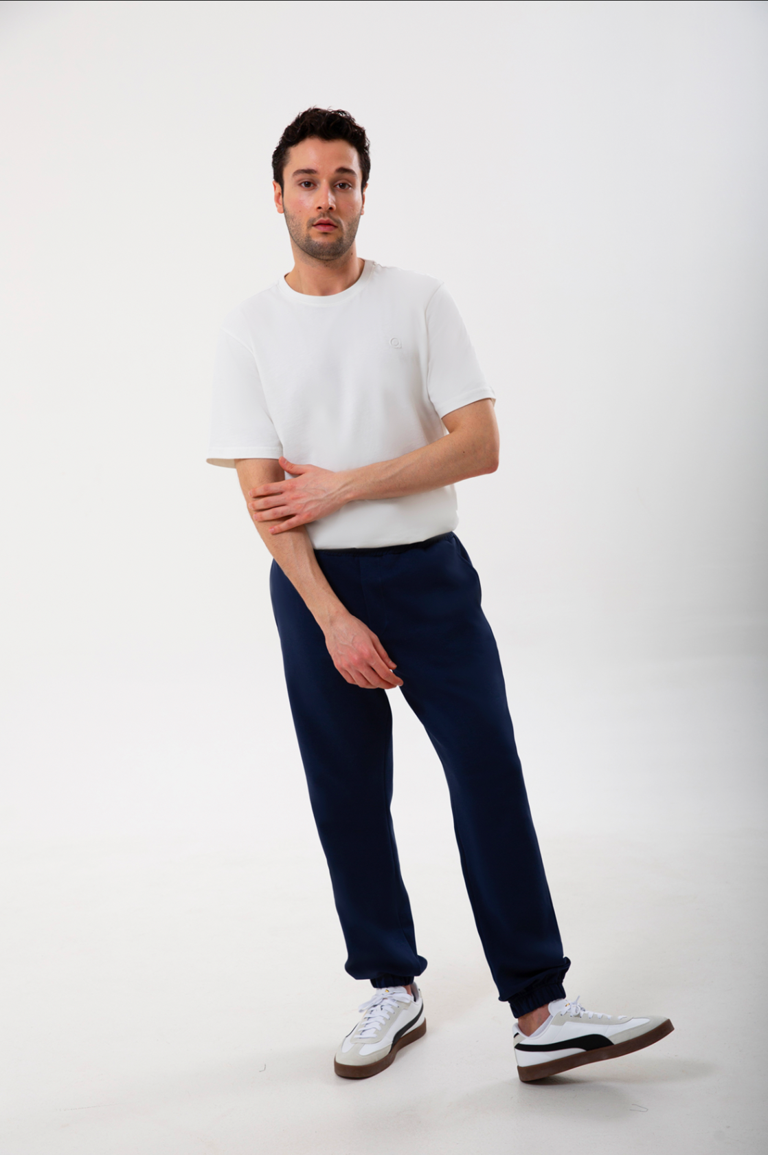 Pamuklu dokusuyla öne çıkan erkek jogger pantolon, rahat kesimi ve esnek yapısıyla gün boyu konfor sunar. Minimal çizgisi sayesinde hem spor stile hem şehir hayatına kolayca uyum sağlayan bu tasarım, bel kısmındaki elastik detayıyla pratik ve özgür bir hareket alanı yaratır. ‘Erkek jogger pantolon’, ‘rahat erkek alt giyim’ ve ‘pamuklu jogger’ aramalarında öne çıkan modern ve kullanışlı bir alternatiftir.