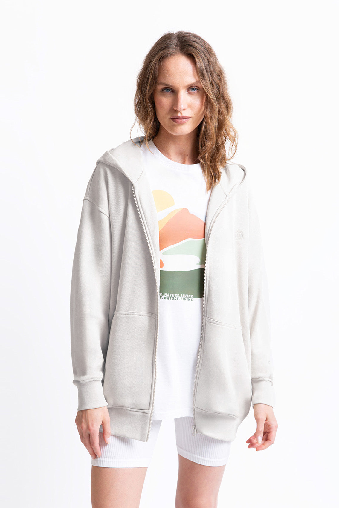 Günlük stile zahmetsiz bir uyum sağlayan bu taş rengi kapüşonlu sweatshirt, yumuşak dokusu ve rahat kesimiyle her mevsimde konfor sunar. Minimal çizgilere sahip regular fit formu, şehir hayatından ev rahatlığına kadar her ortamda doğal bir şıklık yaratır.
Fermuarlı tasarımı sayesinde katmanlı kombinlere kolayca uyum sağlayan bu kadın sweatshirt; nefes alan yapısı, sade görünümü ve işlevsel kapüşonuyla gün boyu sıcak ve konforlu bir kullanım sunar.