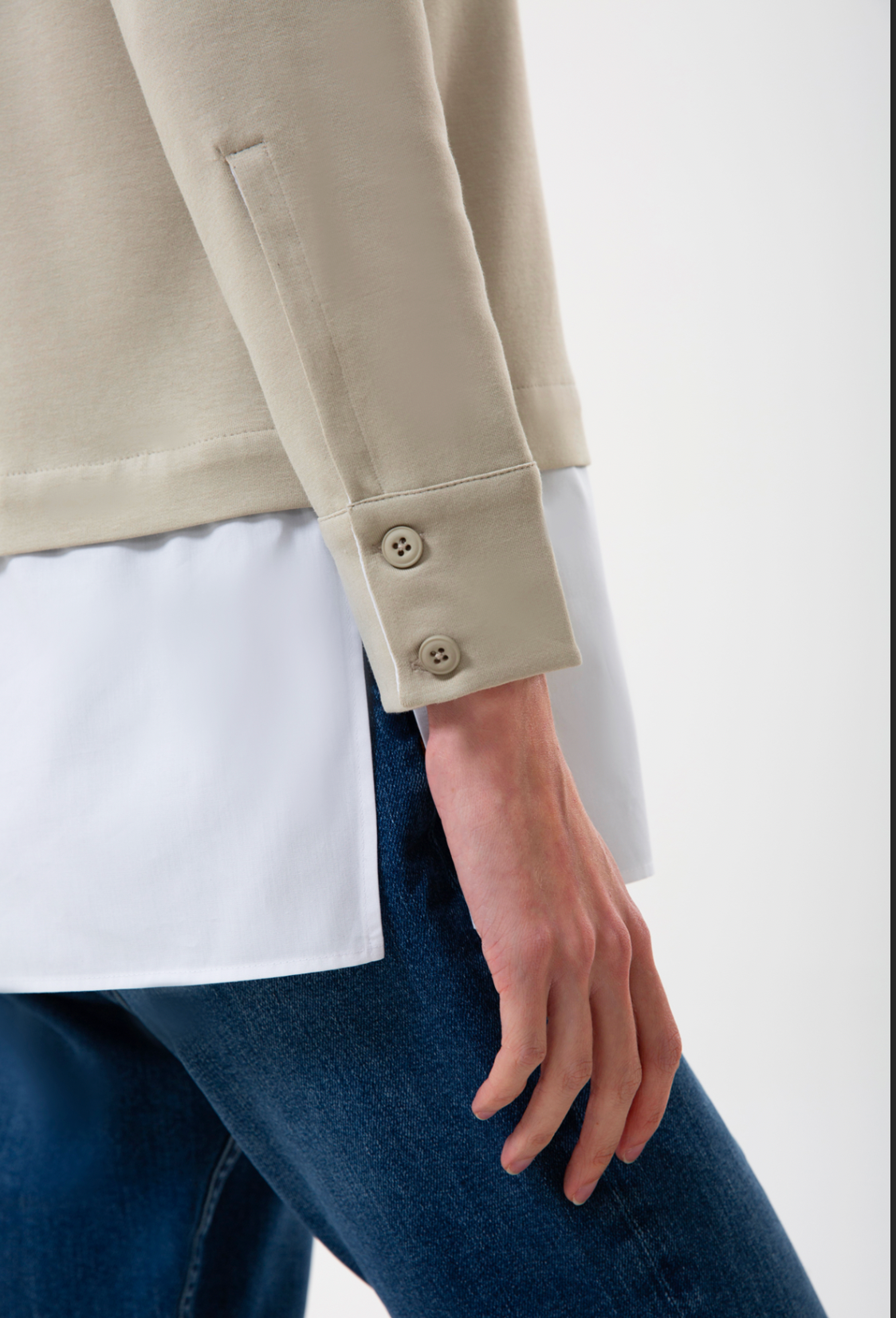 UNIQVIBE’ın organik pamuklu gömlek garnili sweatshirt modeli; siyah, bordo ve bej renk seçenekleriyle doğal bir şıklık sunar. Gömlek görünümü veren garnili detayı, sade sweatshirt formuna modern bir çizgi katarken nefes alan yapısı ve yumuşak dokusuyla gün boyu konfor sağlar. Doğaya saygılı üretim anlayışımızla hazırlanan bu tasarım, siyahın zamansızlığı, bordonun enerjisi ve bejin doğal tonuyla minimal stili günlük hayata taşır.