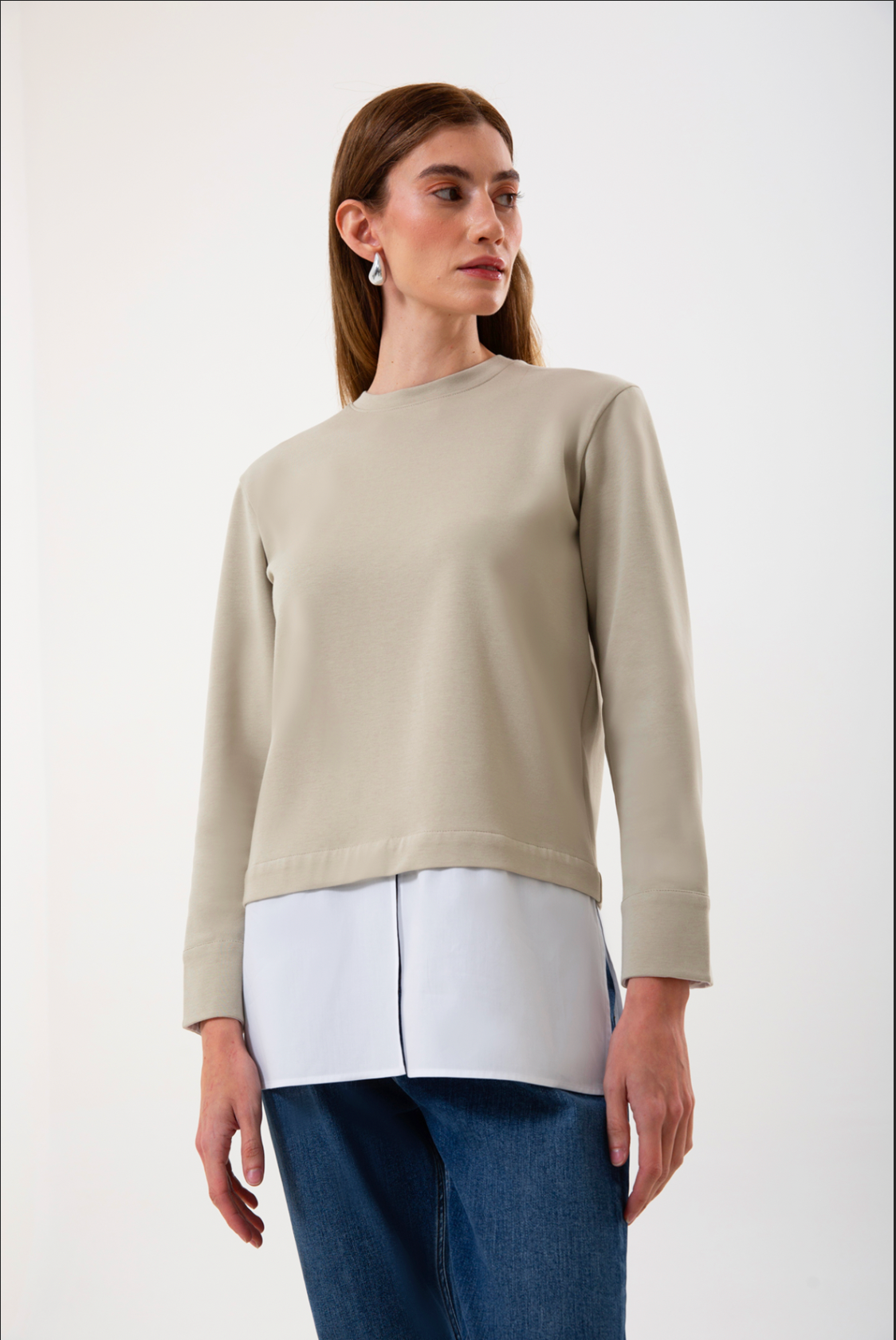 UNIQVIBE’ın organik pamuklu gömlek garnili sweatshirt modeli; siyah, bordo ve bej renk seçenekleriyle doğal bir şıklık sunar. Gömlek görünümü veren garnili detayı, sade sweatshirt formuna modern bir çizgi katarken nefes alan yapısı ve yumuşak dokusuyla gün boyu konfor sağlar. Doğaya saygılı üretim anlayışımızla hazırlanan bu tasarım, siyahın zamansızlığı, bordonun enerjisi ve bejin doğal tonuyla minimal stili günlük hayata taşır.