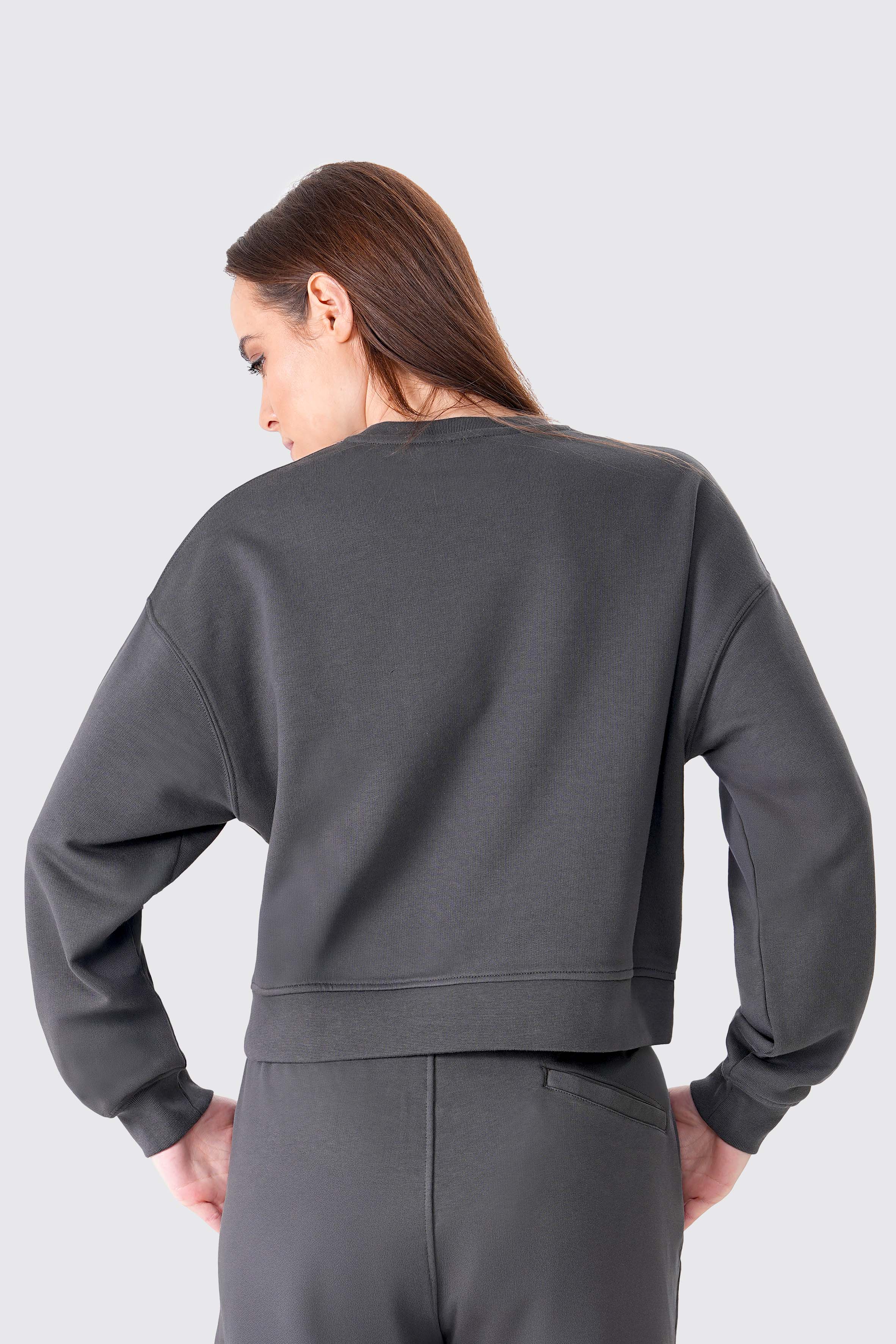 Tilki Nakışlı Crop Organik Pamuklu Sweatshirt, organik pamuklu yapısıyla hem çevre dostu hem de konforlu bir seçenek. Üzerindeki tilki nakışı detayıyla şıklığı öne çıkaran bu crop sweatshirt, günlük kombinlerinize modern bir dokunuş katıyor. Rahat kesimi ve minimalist tasarımıyla hem spor hem de günlük kullanım için ideal. UNIQVIBE ile tarzınızı tamamlayın!