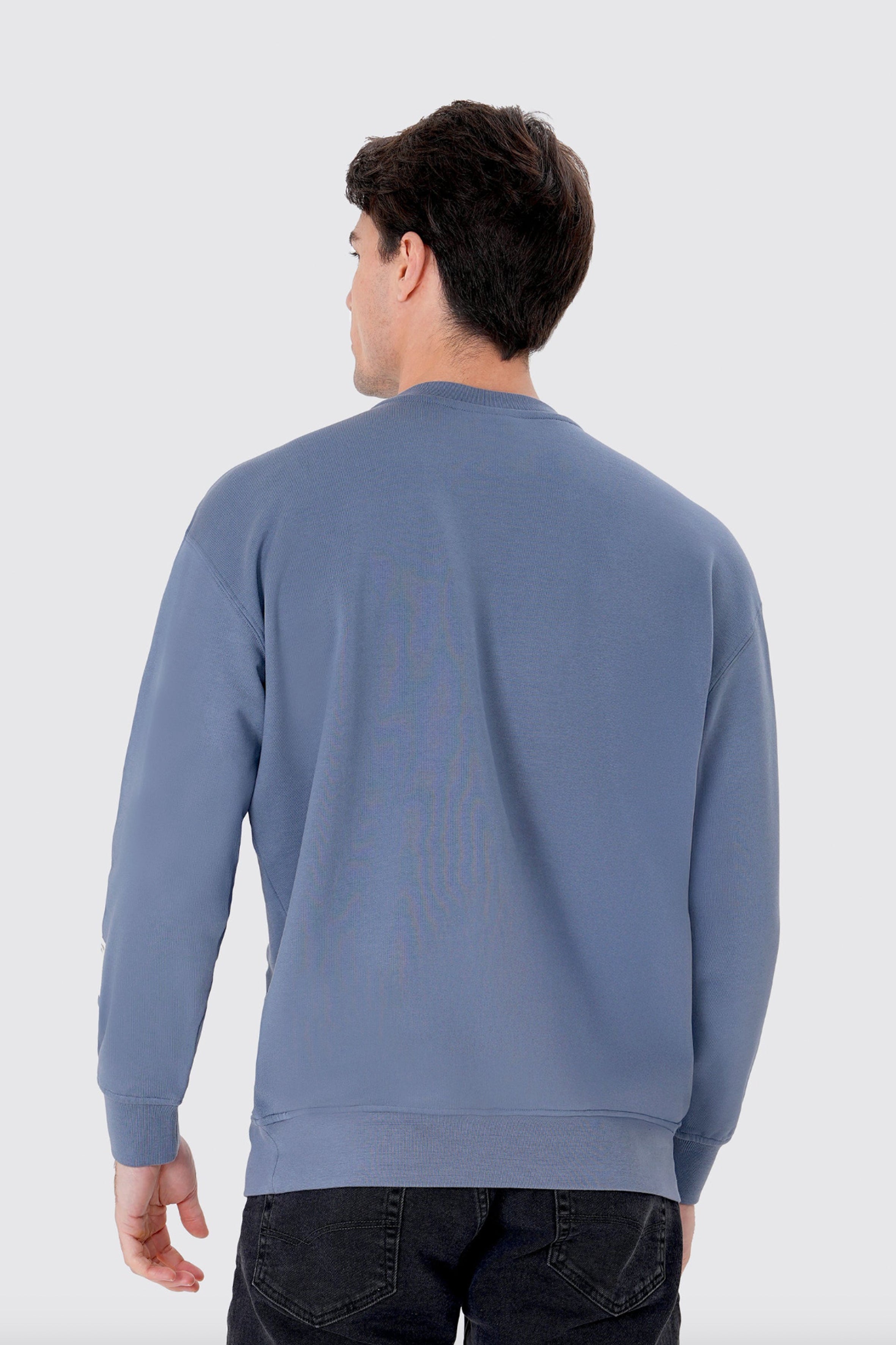 Pamuklu dokusuyla rahat bir kullanım sunan erkek regular sweatshirt, sade çizgisi ve modern kalıbıyla günlük stile kolayca uyum sağlar. Nefes alan yapısı sayesinde gün boyu konforlu bir his verirken, zamansız tasarımı hem spor hem şehir kombinlerinde pratik bir seçenek oluşturur. ‘Erkek regular sweatshirt’ ve ‘pamuklu sweatshirt erkek’ aramalarında öne çıkan kullanışlı ve şık bir modeldir.