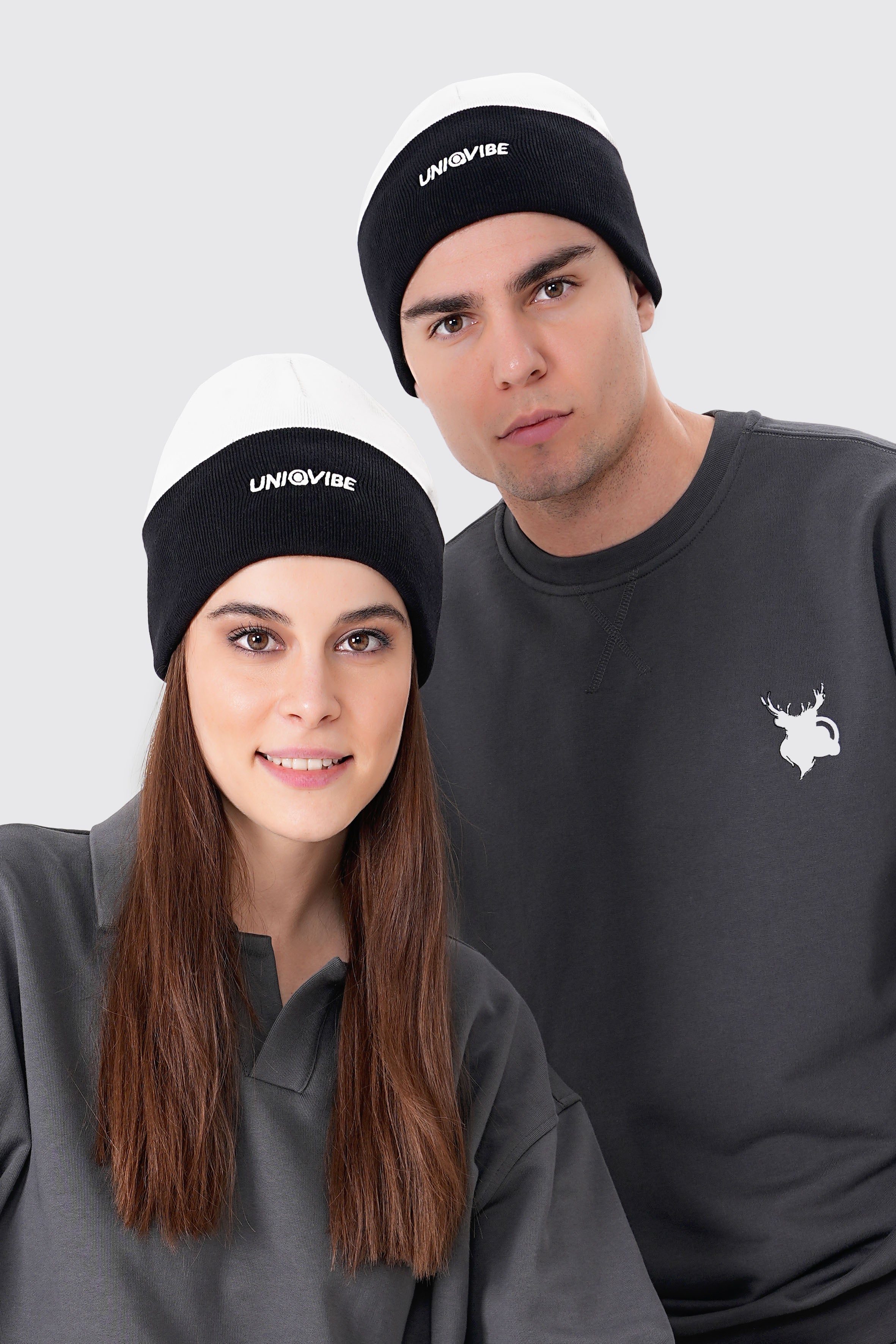 UNIQVIBE’nin %100 organik pamuktan üretilmiş unisex bereleri, kış stilinizi sürdürülebilir bir dokunuşla tamamlıyor. Pastel tonlardan koyu renklere kadar geniş bir renk yelpazesiyle, her tarza uygun seçenekler sunuyor. Çevre dostu üretim ve yumuşak dokusuyla bu bereyi keşfedin! #Renk_Siyah