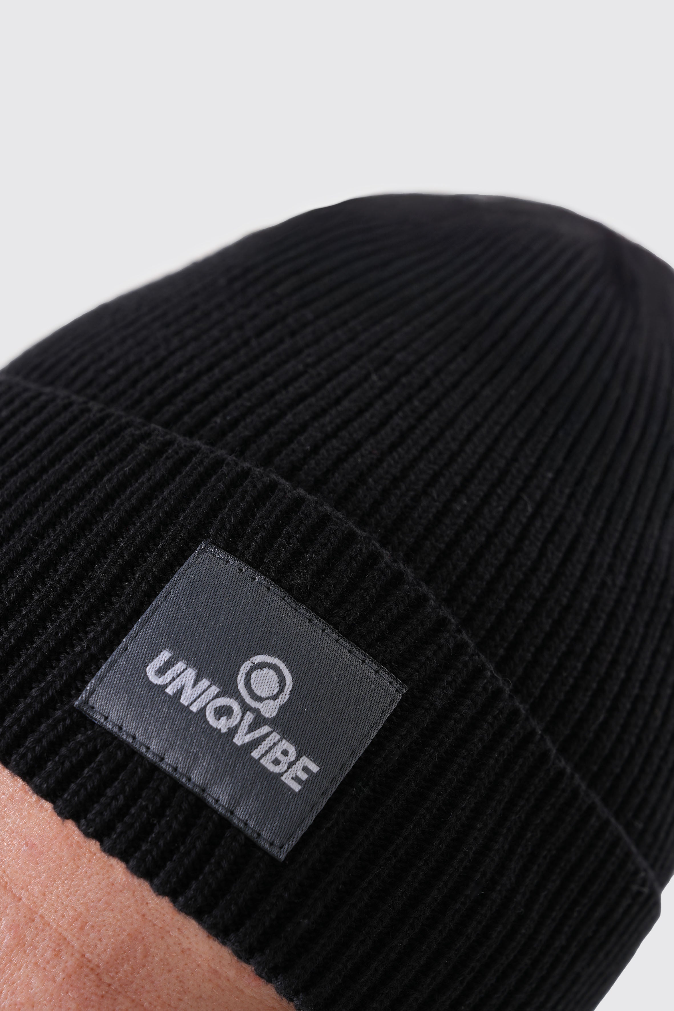 UNIQVIBE’nin %100 organik pamuktan üretilmiş unisex bereleri, kış stilinizi sürdürülebilir bir dokunuşla tamamlıyor. Pastel tonlardan koyu renklere kadar geniş bir renk yelpazesiyle, her tarza uygun seçenekler sunuyor. Çevre dostu üretim ve yumuşak dokusuyla bu bereyi keşfedin! #Renk_Siyah
