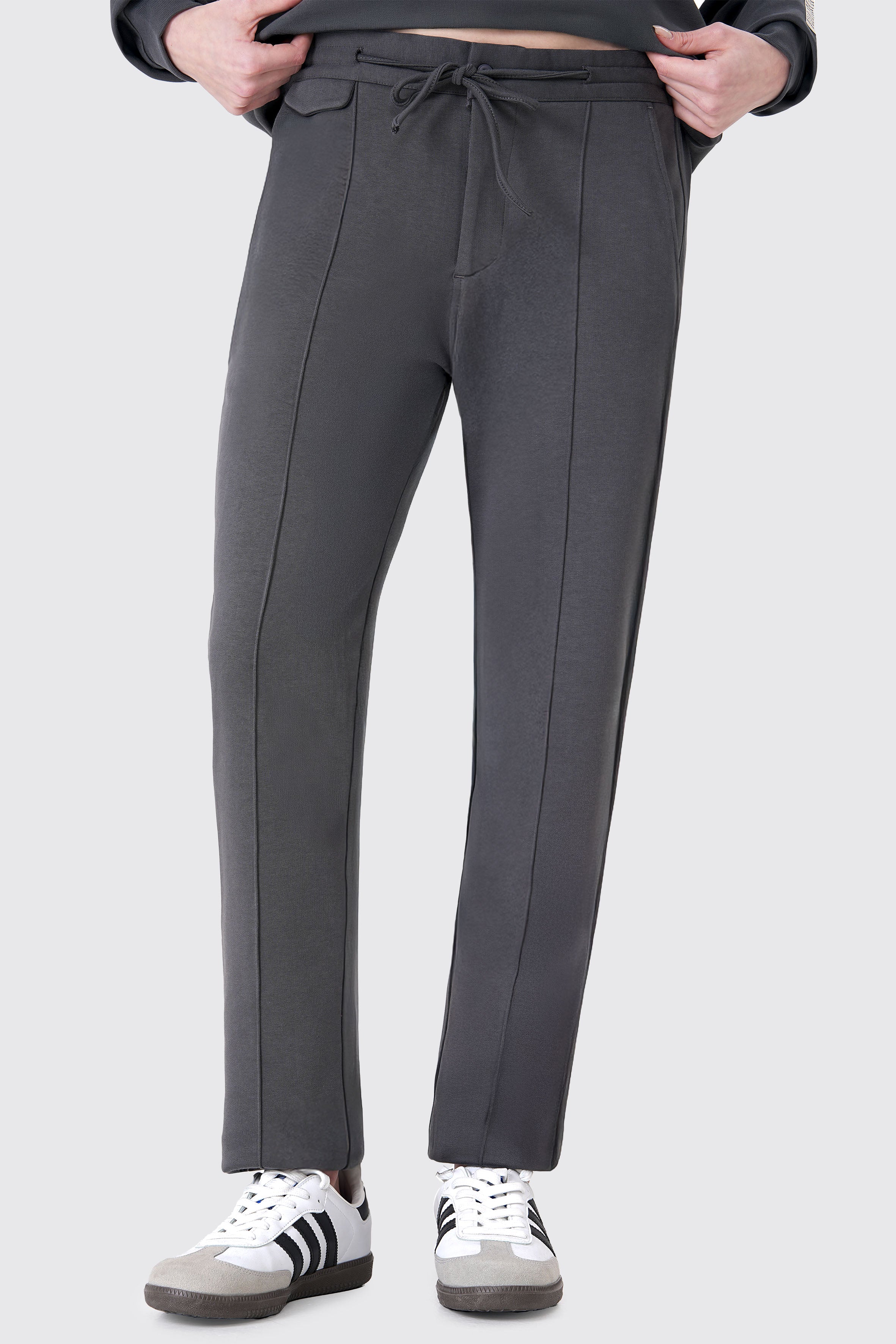 Rahatlık, stil ve sürdürülebilirlik bir arada! %100 organik pamuktan üretilen antrasit sweatpant, yumuşak dokusuyla gün boyu konfor sağlarken, modern kesimiyle her kombine uyum sağlar. Hem evde hem dışarıda özgürce hareket etmen için tasarlandı.