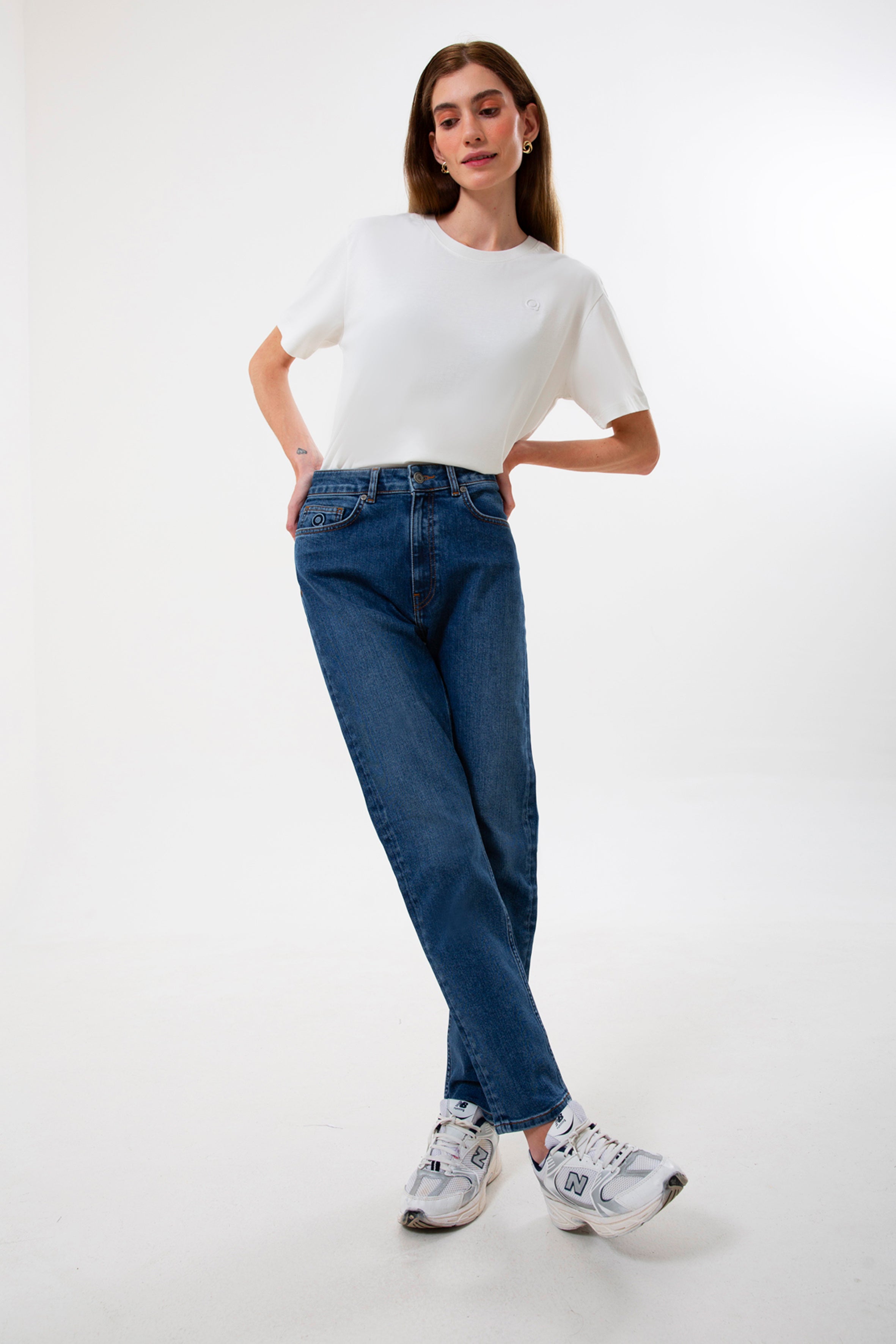 Yüksek bel ve rahat kesimiyle öne çıkan organik pamuk kadın mom jean, gün boyu konfor sunan zamansız bir parçadır. Dayanıklı denim dokusu uzun ömürlü kullanım sağlarken, mom fit formu doğal bir siluet oluşturur. Şehir temposuna uyum sağlayan bu denim pantolon kadın modeli, basic tişörtlerden gömleklere kadar pek çok kombinle zahmetsizce uyum sağlar.