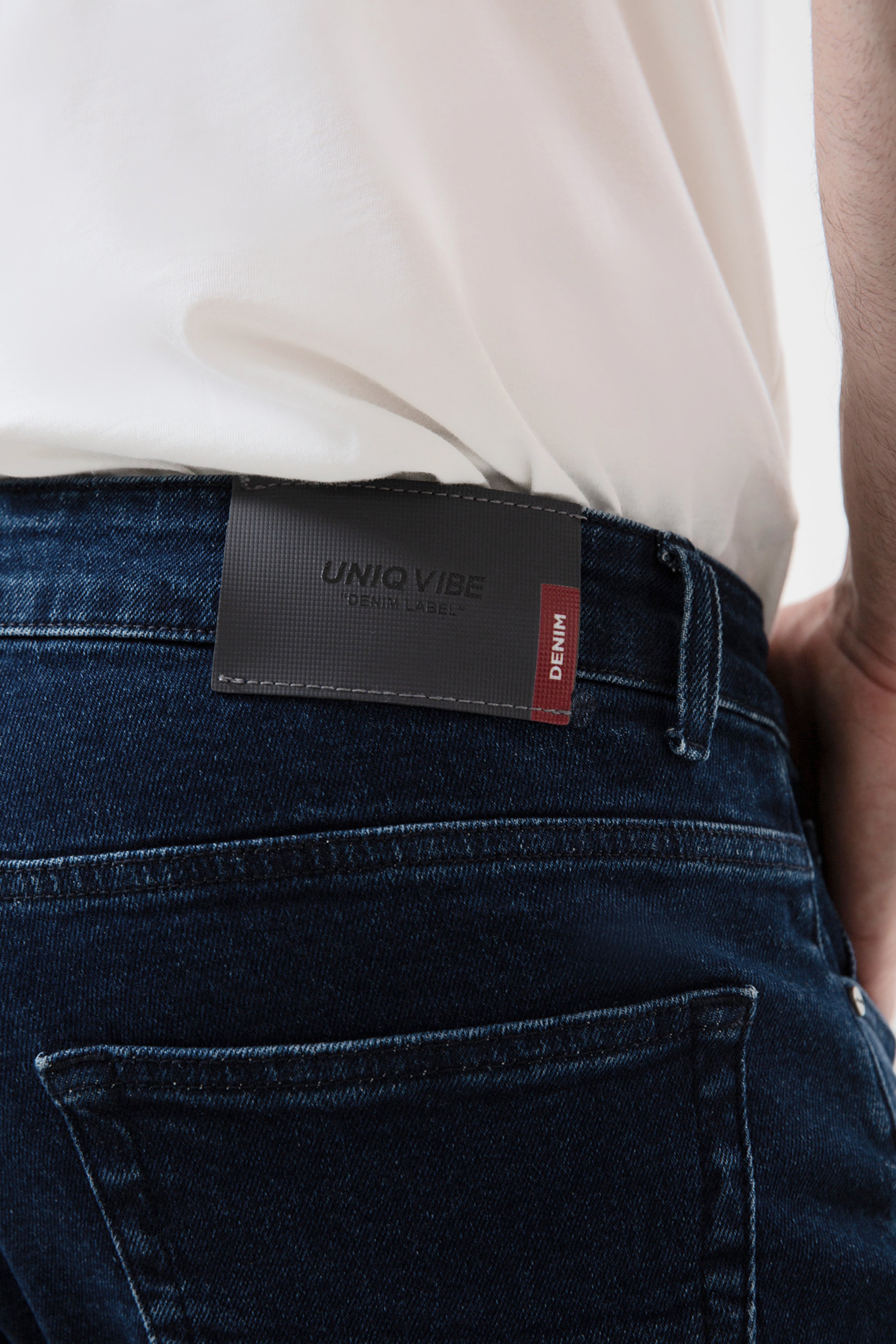 Rahat kesimi ve modern yapısıyla öne çıkan erkek comfort jean, gün boyu konfor sunan zamansız bir parçadır. Dayanıklı denim dokusu uzun ömürlü kullanım sağlarken, comfort fit formu doğal ve dengeli bir siluet oluşturur. Şehir temposuna uyum sağlayan bu denim pantolon erkek modeli, basic tişörtlerden gömleklere kadar pek çok kombinle zahmetsizce uyum sağlar.