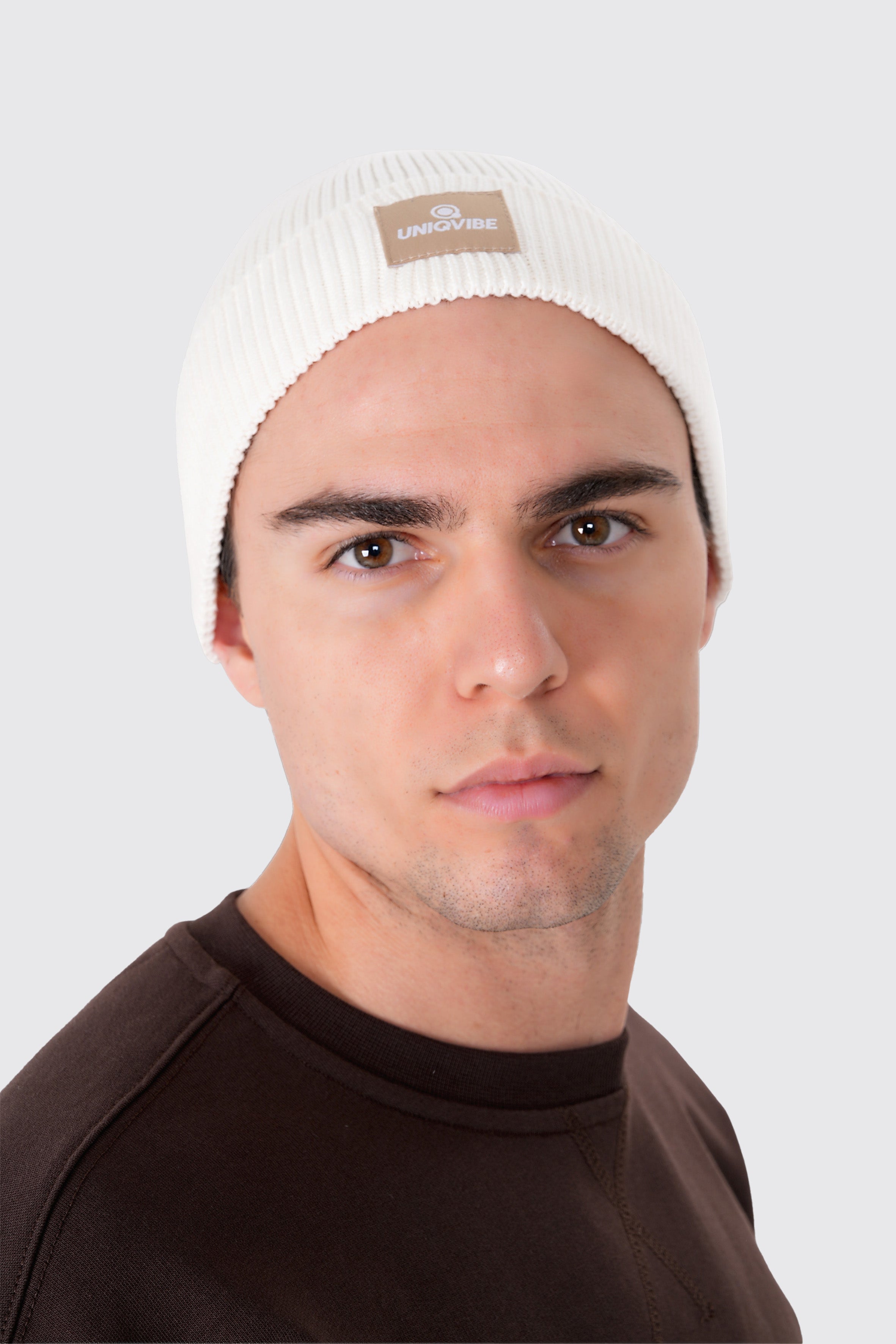 UNIQVIBE’nin %100 organik pamuktan üretilmiş unisex bereleri, kış stilinizi sürdürülebilir bir dokunuşla tamamlıyor. Pastel tonlardan koyu renklere kadar geniş bir renk yelpazesiyle, her tarza uygun seçenekler sunuyor. Çevre dostu üretim ve yumuşak dokusuyla bu bereyi keşfedin! #Renk_Bej