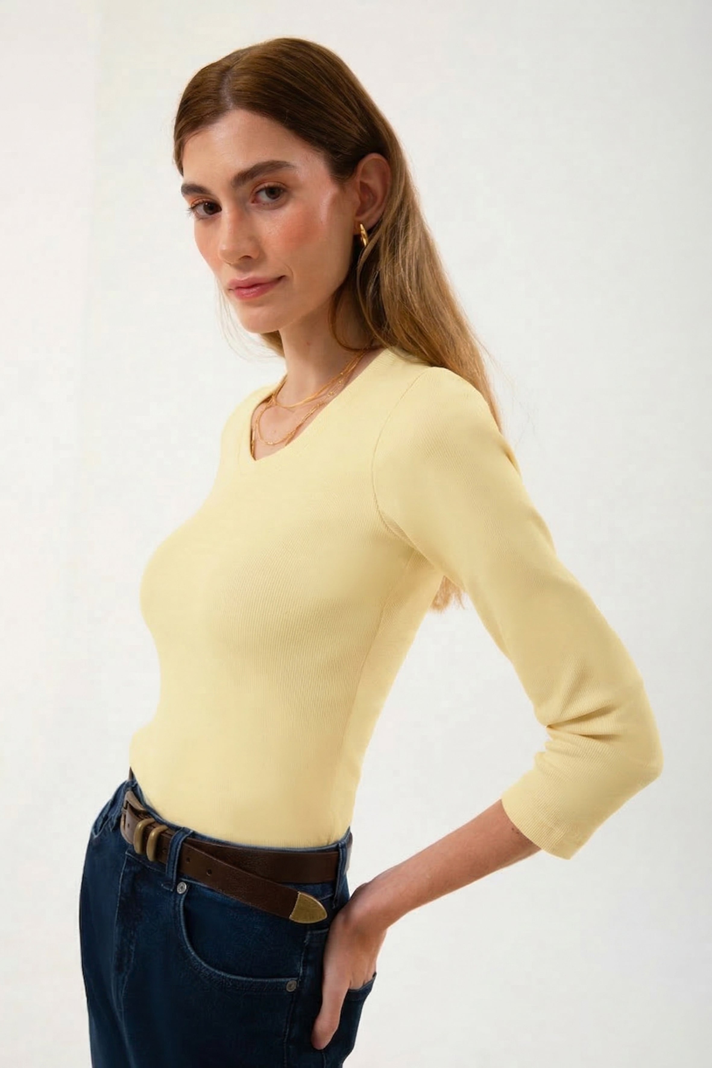 UNIQVIBE’ın organik pamuklu fitilli V yaka kaşkorse bluzu, doğal dokusu ve sade şıklığıyla günlük stile modern bir rahatlık katar. Kaşkorse yapısının esnekliği, vücuda uyum sağlayan fitilli formuyla birleşerek hem konforlu hem zarif bir görünüm sunar. Nefes alan organik kumaşı sayesinde gün boyu rahatlık sağlarken, minimal çizgisiyle jean, etek ve blazer kombinlerine kolayca uyum sağlar.