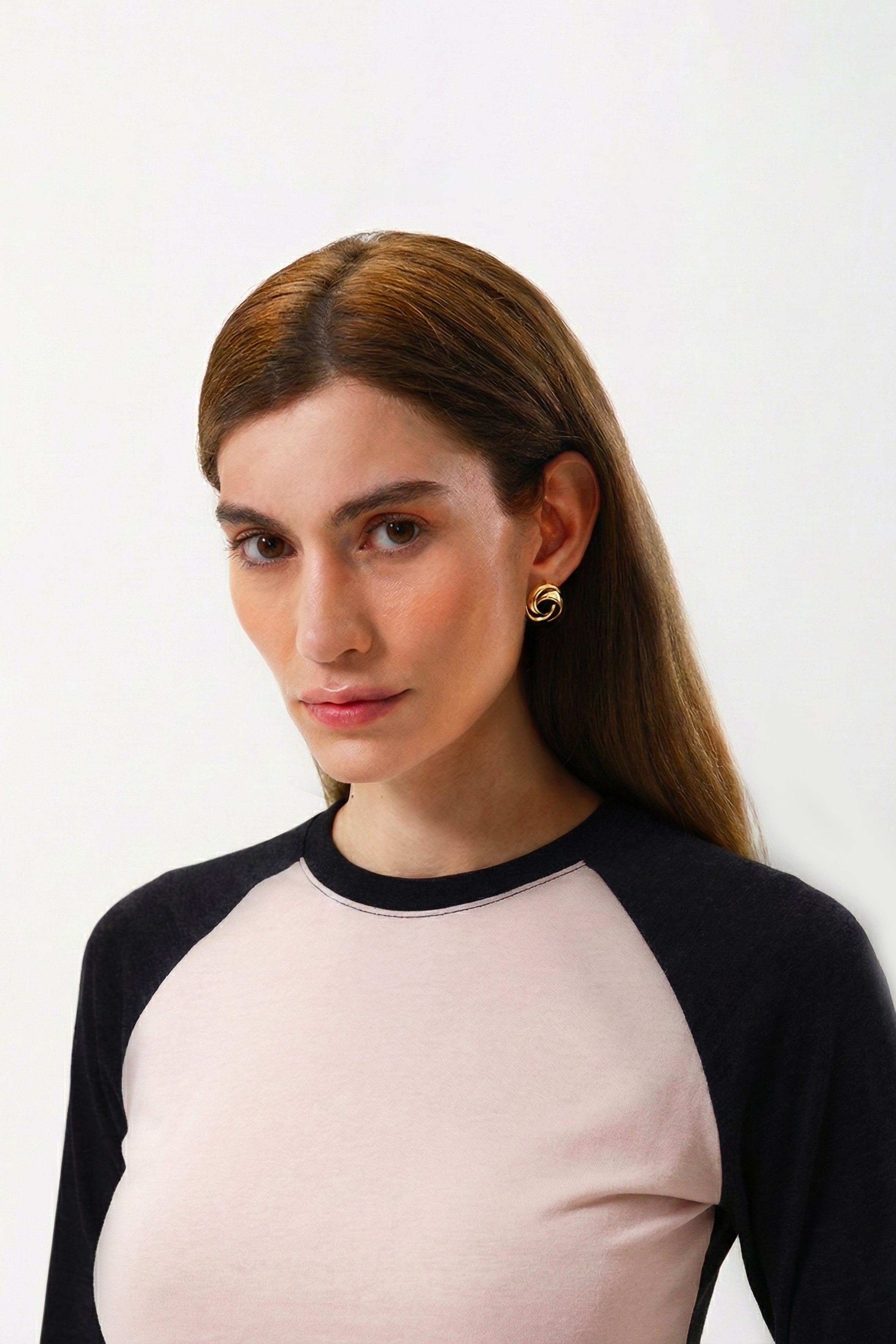 %100 organik pamuktan üretilmiş, rahat kalıplı, uzun kollu kadın tişört – cilt dostu ve nefes alabilen doğal kumaşlı kontrast bluz.