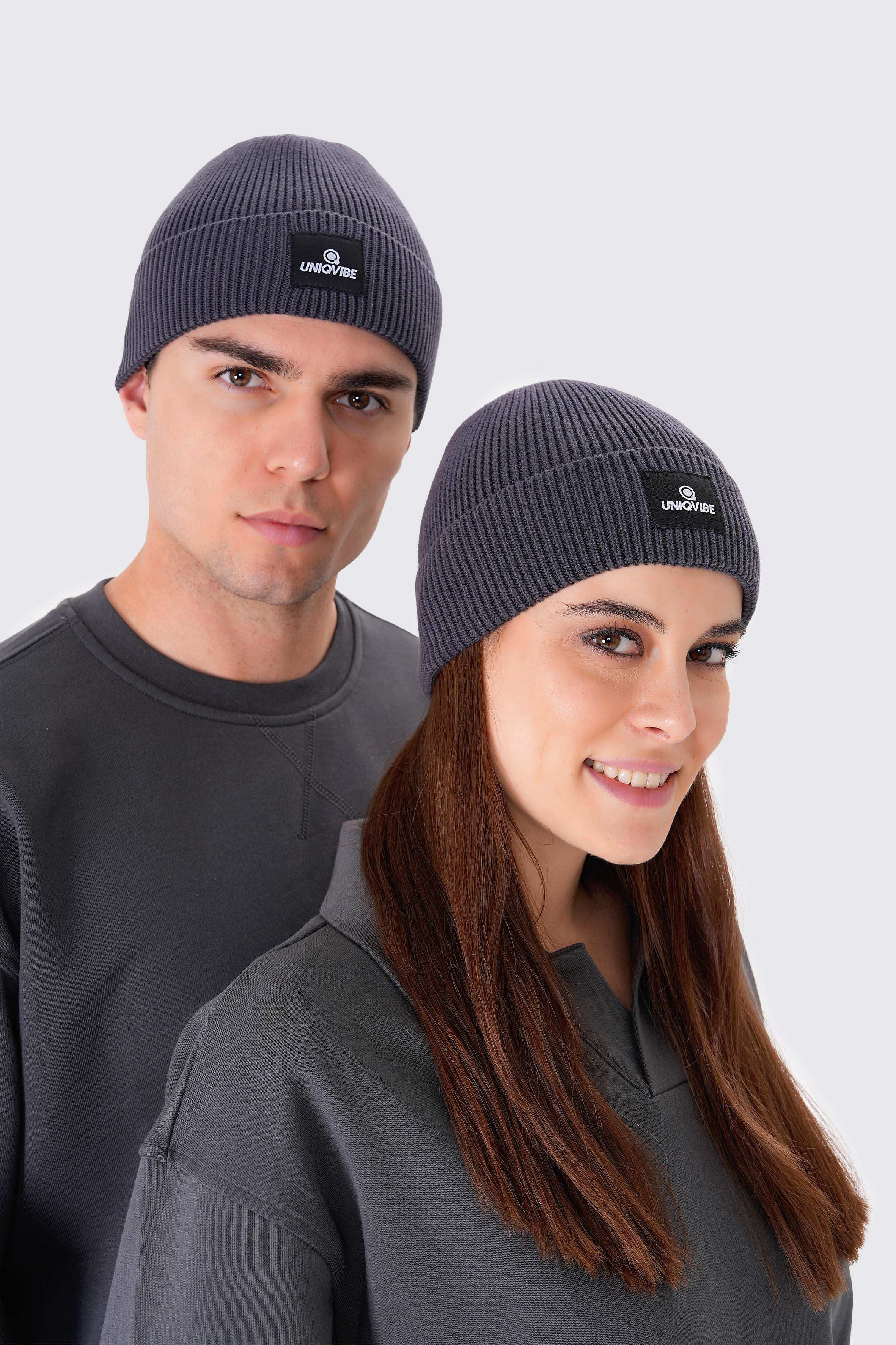 UNIQVIBE’nin %100 organik pamuktan üretilmiş unisex bereleri, kış stilinizi sürdürülebilir bir dokunuşla tamamlıyor. Pastel tonlardan koyu renklere kadar geniş bir renk yelpazesiyle, her tarza uygun seçenekler sunuyor. Çevre dostu üretim ve yumuşak dokusuyla bu bereyi keşfedin! #Renk_Antrasit