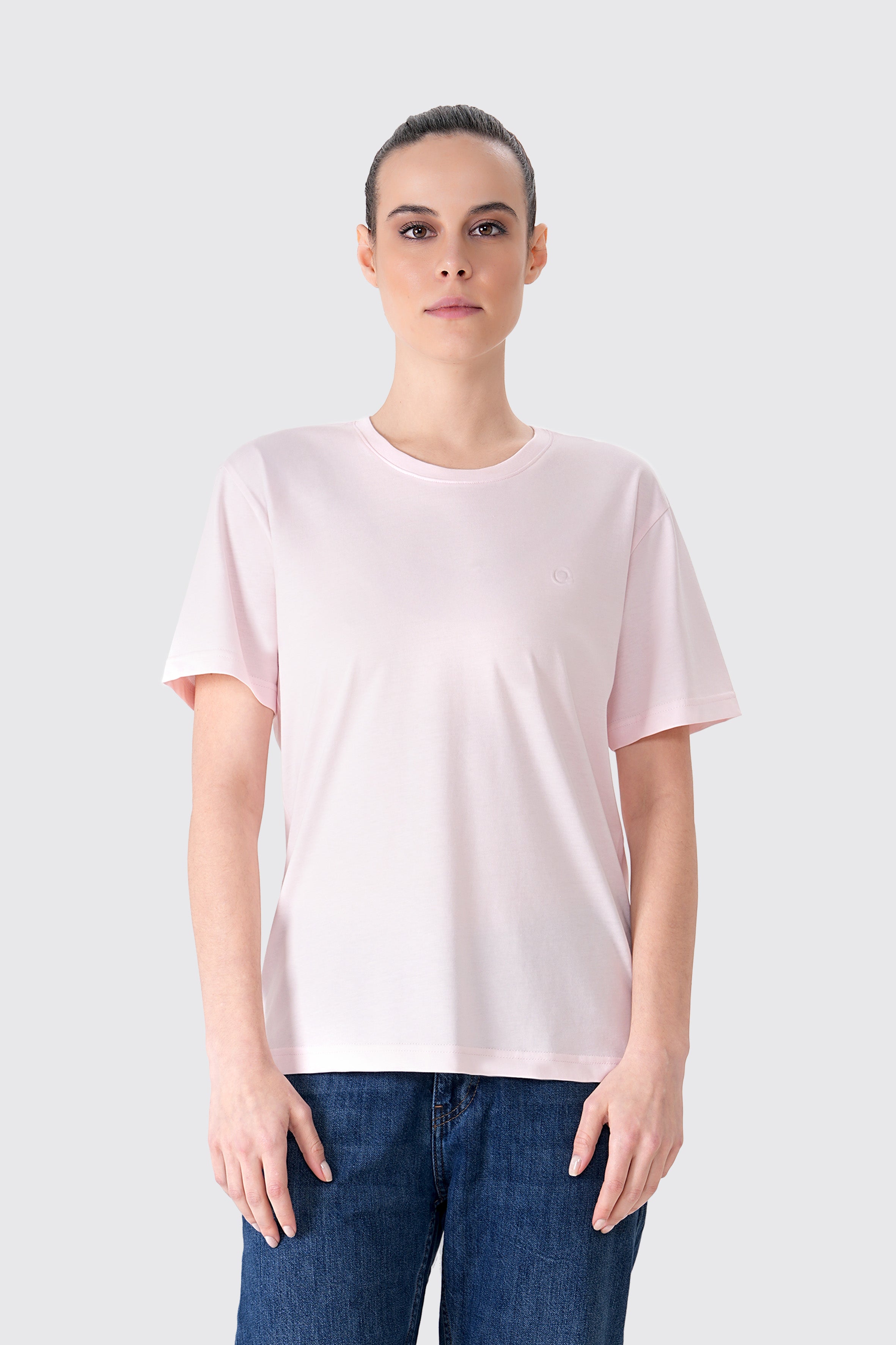Basic model %100 organik pamuk kadın pembe tişört – GOTS sertifikalı, kısa kollu ve çevre dostu sürdürülebilir tişört. Günlük kullanım için ideal, nefes alabilen kumaş yapısı ve rahat kalıbıyla yazlık giyim için mükemmel tercih.