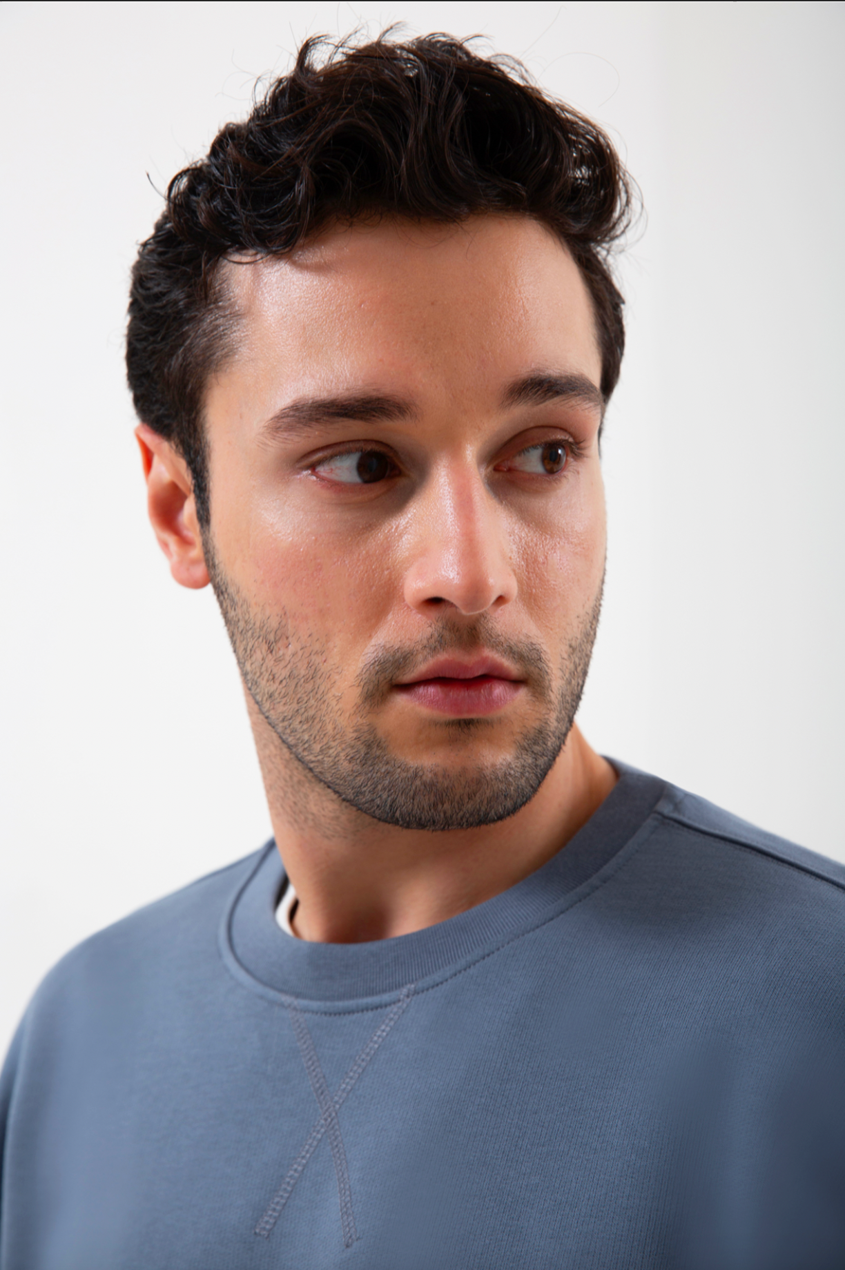 Pamuklu dokusuyla rahat bir kullanım sunan erkek regular sweatshirt, sade çizgisi ve modern kalıbıyla günlük stile kolayca uyum sağlar. Nefes alan yapısı sayesinde gün boyu konforlu bir his verirken, zamansız tasarımı hem spor hem şehir kombinlerinde pratik bir seçenek oluşturur. ‘Erkek regular sweatshirt’ ve ‘pamuklu sweatshirt erkek’ aramalarında öne çıkan kullanışlı ve şık bir modeldir.