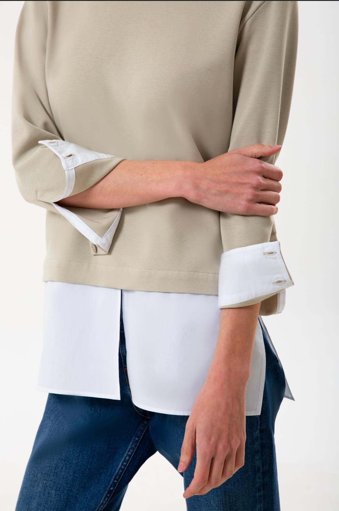 UNIQVIBE’ın organik pamuklu gömlek garnili sweatshirt modeli; siyah, bordo ve bej renk seçenekleriyle doğal bir şıklık sunar. Gömlek görünümü veren garnili detayı, sade sweatshirt formuna modern bir çizgi katarken nefes alan yapısı ve yumuşak dokusuyla gün boyu konfor sağlar. Doğaya saygılı üretim anlayışımızla hazırlanan bu tasarım, siyahın zamansızlığı, bordonun enerjisi ve bejin doğal tonuyla minimal stili günlük hayata taşır.