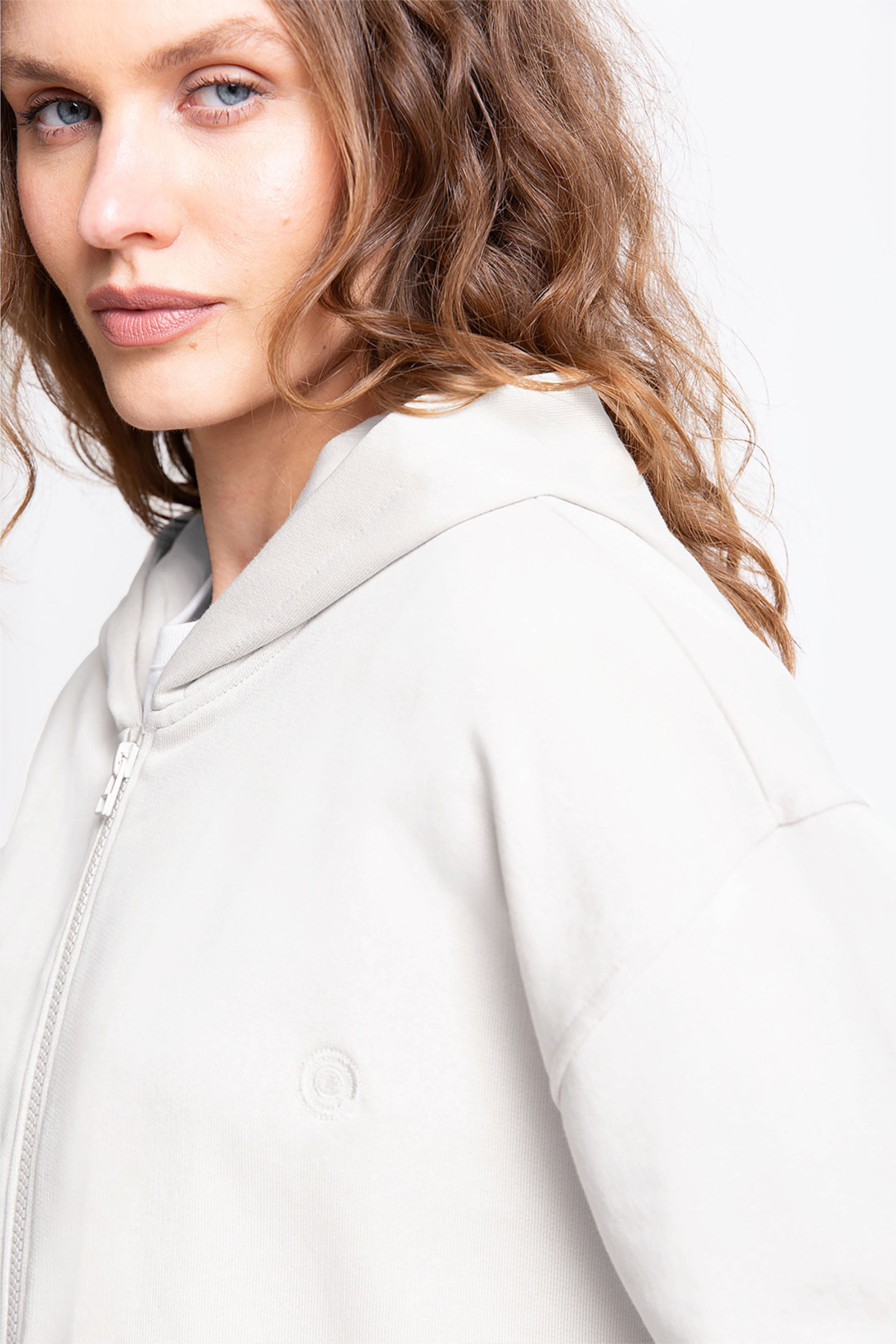 Günlük stile zahmetsiz bir uyum sağlayan bu taş rengi kapüşonlu sweatshirt, yumuşak dokusu ve rahat kesimiyle her mevsimde konfor sunar. Minimal çizgilere sahip regular fit formu, şehir hayatından ev rahatlığına kadar her ortamda doğal bir şıklık yaratır.
Fermuarlı tasarımı sayesinde katmanlı kombinlere kolayca uyum sağlayan bu kadın sweatshirt; nefes alan yapısı, sade görünümü ve işlevsel kapüşonuyla gün boyu sıcak ve konforlu bir kullanım sunar.